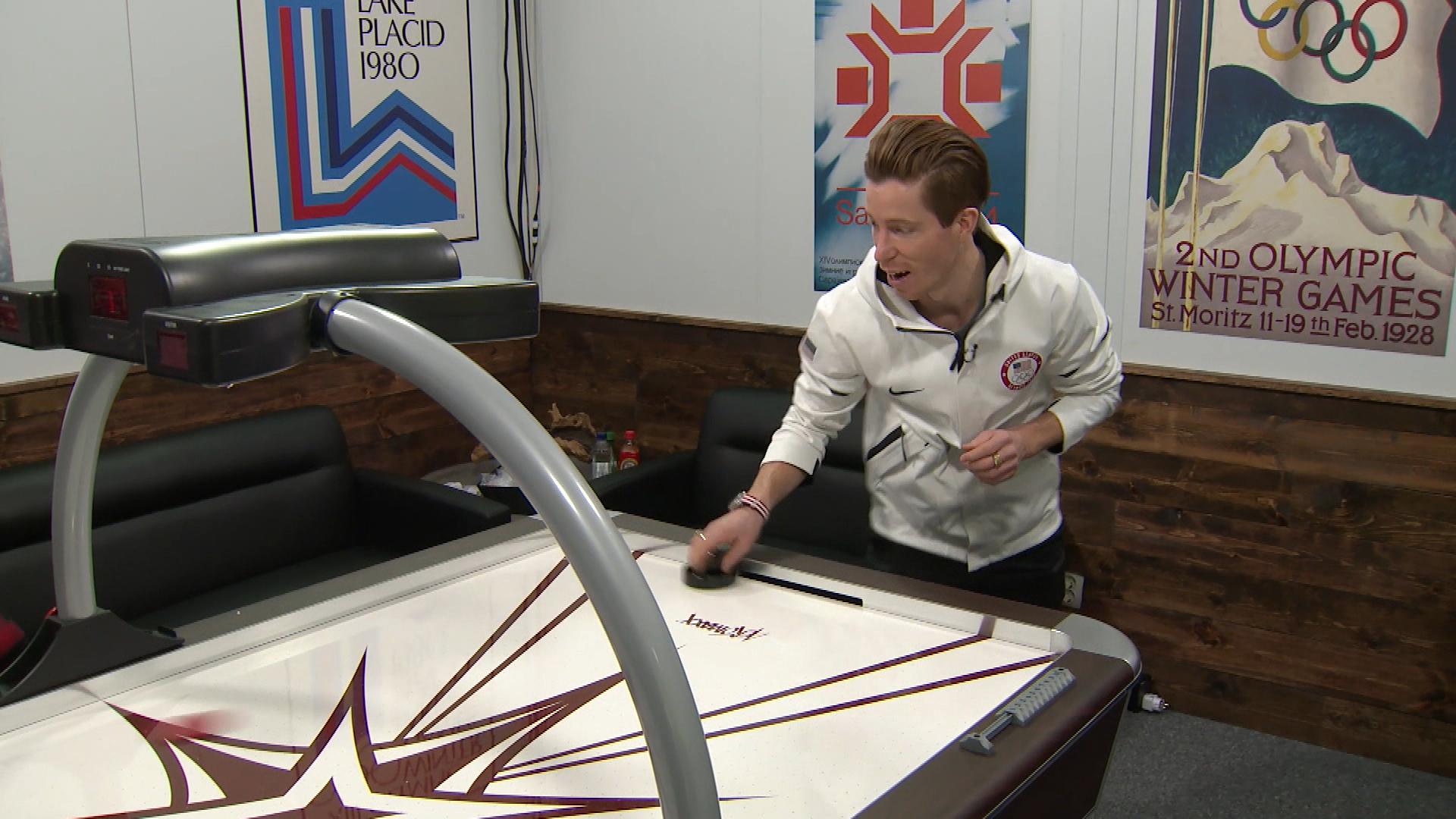 Shaun White air hockey_696874