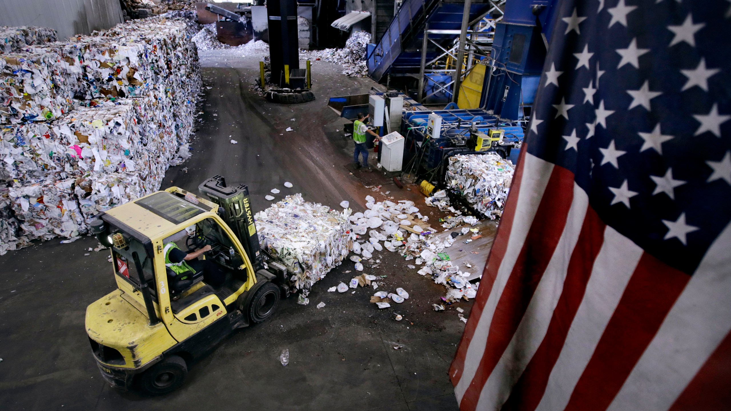 APTOPIX_Recycling_Shake-up_01250-159532.jpg27060711