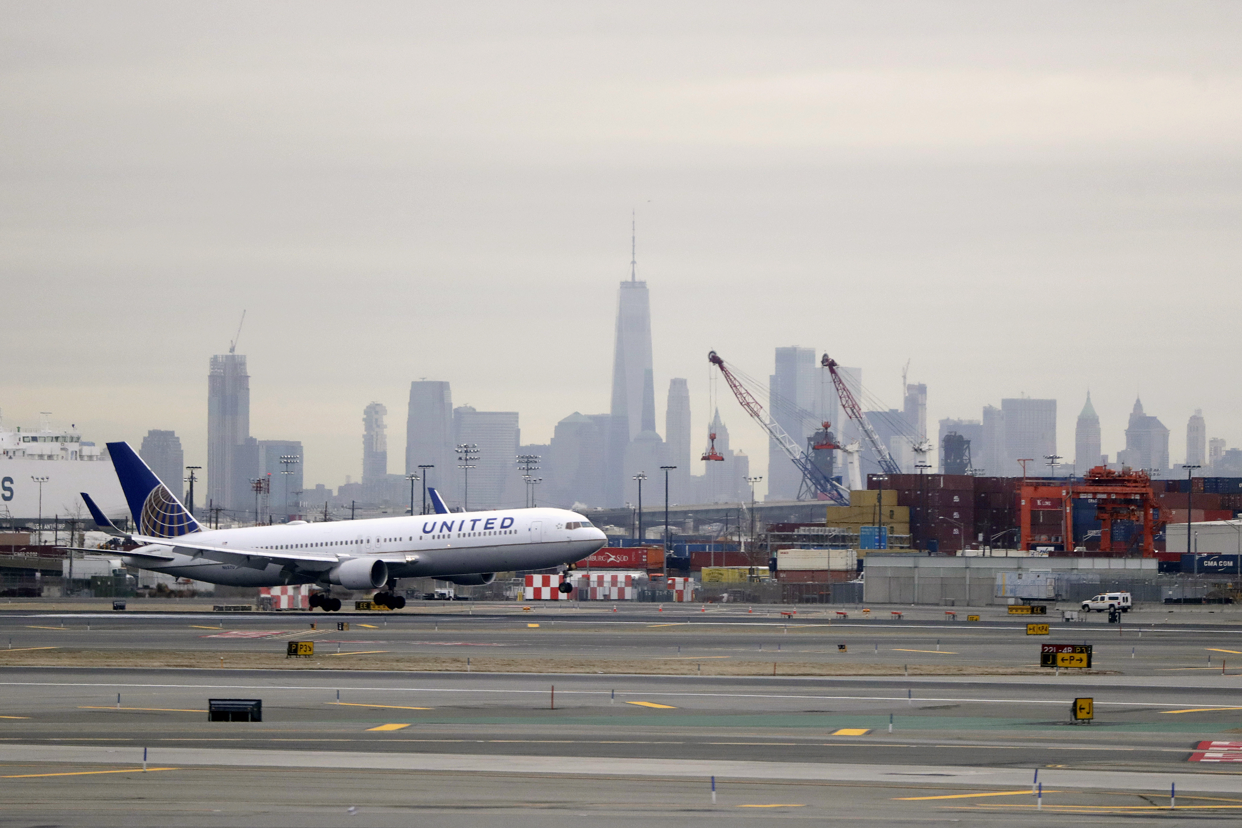 Un avión de United Airlines se prepara para aterrizar en el Aeropuerto Internacional Newark Liberty un día después de que se ordenó la suspensión temporal de vuelos debido a reportes de avistamientos de drones en las trayectorias de vuelo, el miércoles 23 de enero de 2019, en Newark, Nueva Jersey. (AP Foto/Julio Cortez, Archivo)