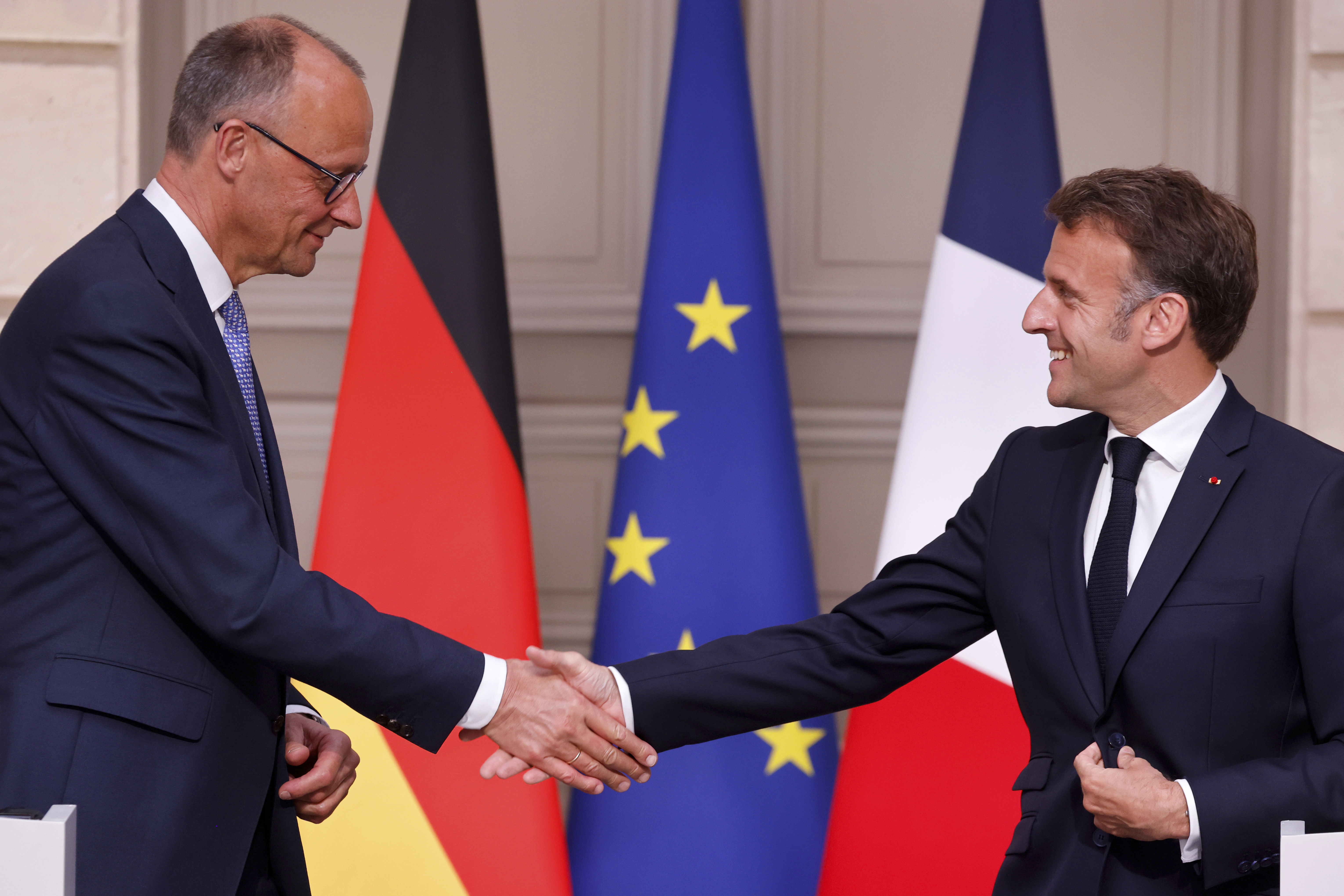 German Chancellor Friedrich Merz, left, and French President Emmanuel Macron shake hands at the end of a joint press conference following their meeting at the Elysee palace in Paris Wednesday, May 7, 2025.(Ludovic Marin, Pool via AP)