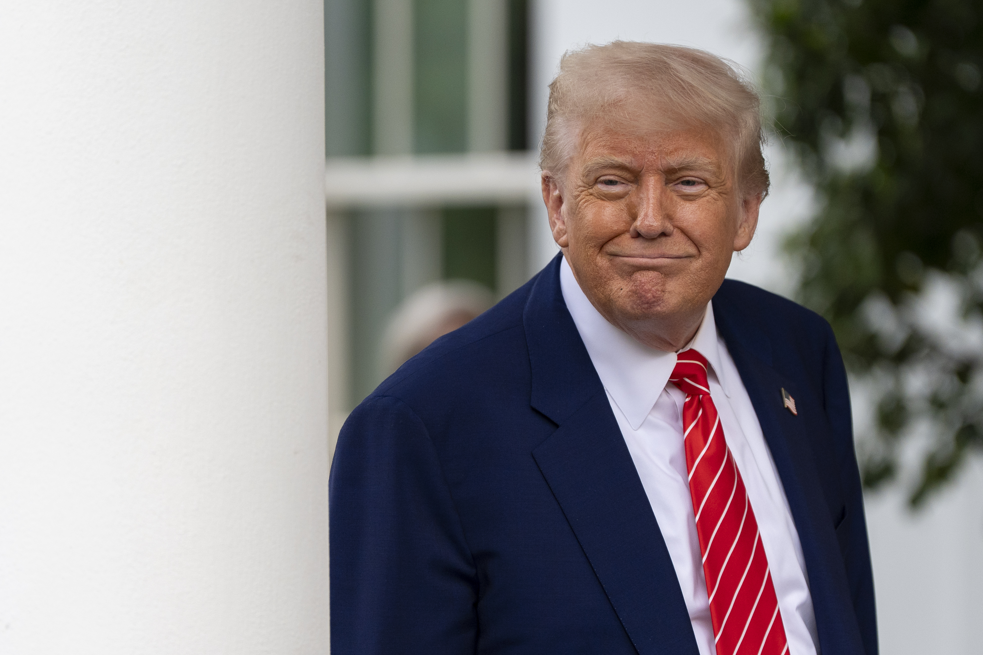 El presidente estadounidense Donald Trump habla con reporteros en el exterior de la Casa Blanca, el jueves 8 de mayo de 2025, en Washington. (AP Foto/Alex Brandon)