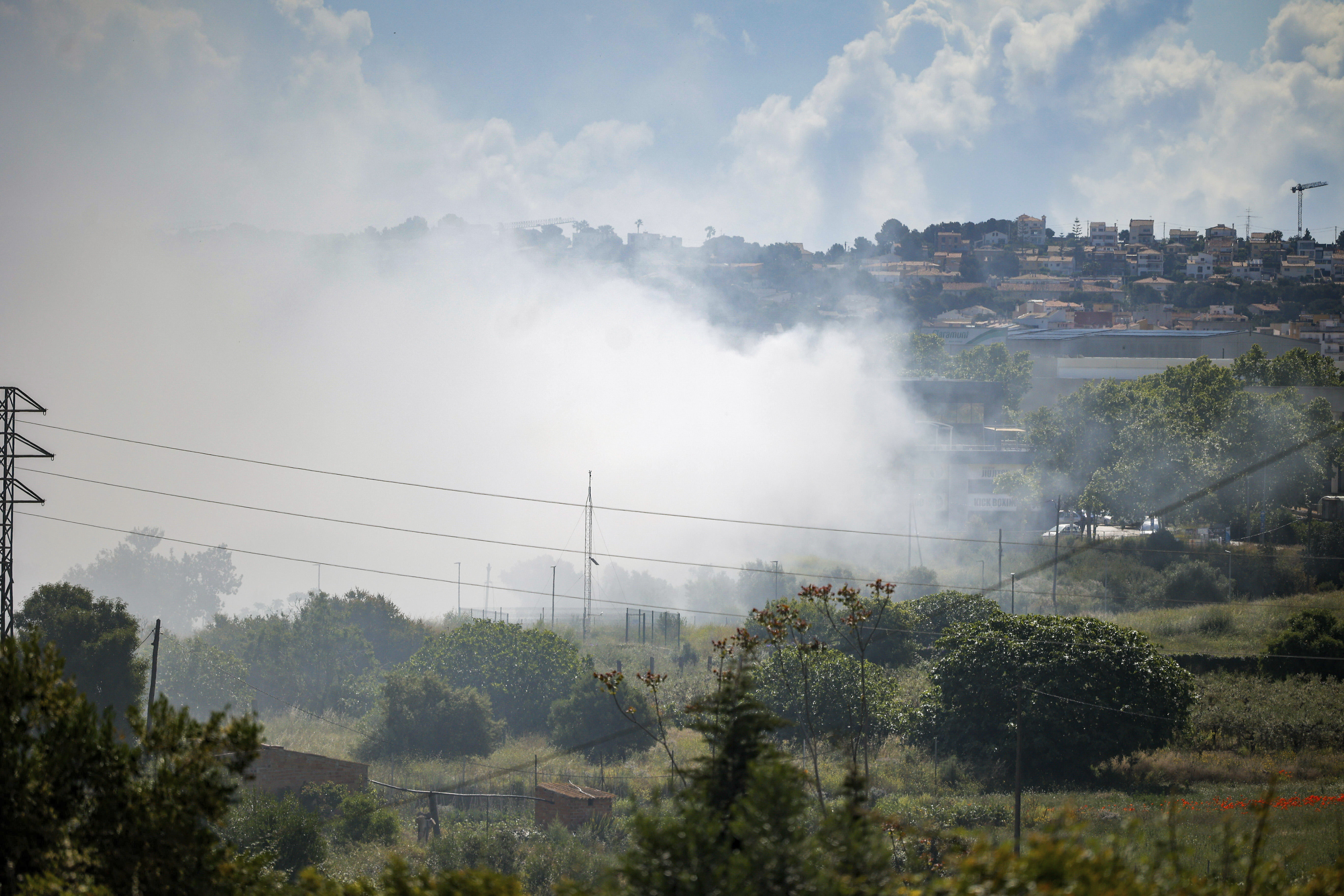 A toxic cloud caused by a fire in a chemical products company is photographed in Vilanova i la Geltrú, near Barcelona on Saturday, May 10, 2025. (Kike Ricon/Europa Press via AP) **SPAIN OUT**