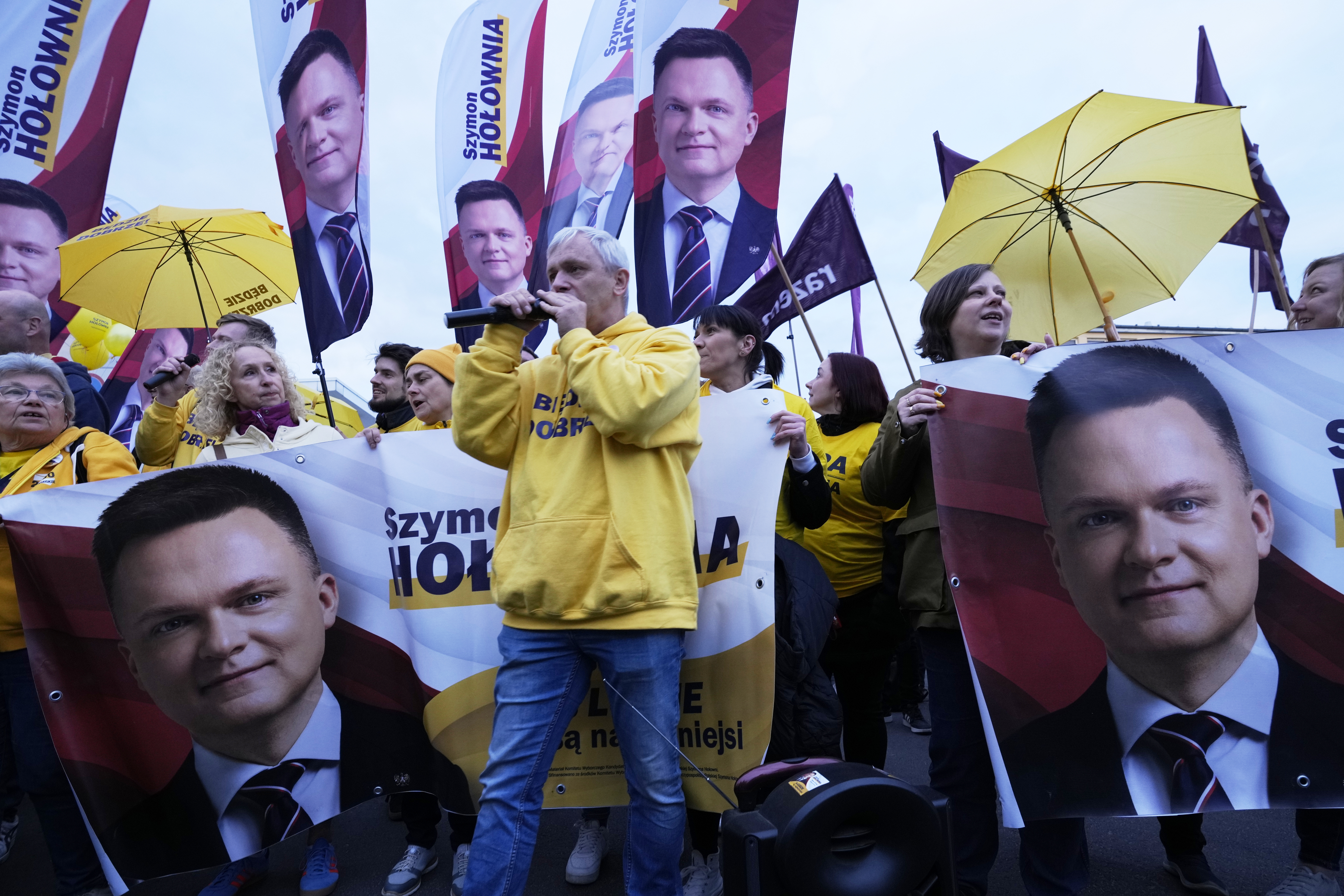 Supporters join a campaign rally in support of presidential candidate Szymon Hołownia in Warsaw, Poland ,Tuesday, May 13, 2025. (AP Photo/Czarek Sokolowski)