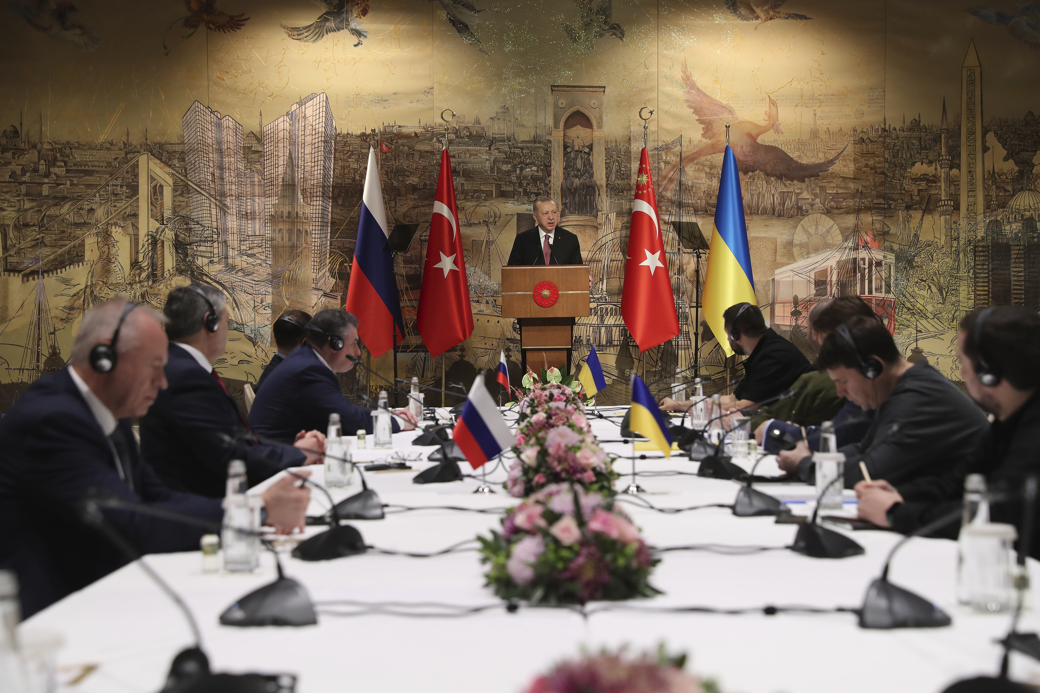 FILE - In this photo provided by the Turkish Presidency, Turkish President Recep Tayyip Erdogan, center, gives a speech to welcome the Russian, left, and Ukrainian delegations ahead of their talks in Istanbul, Turkey, on March 29, 2022. (Turkish Presidency via AP, File)