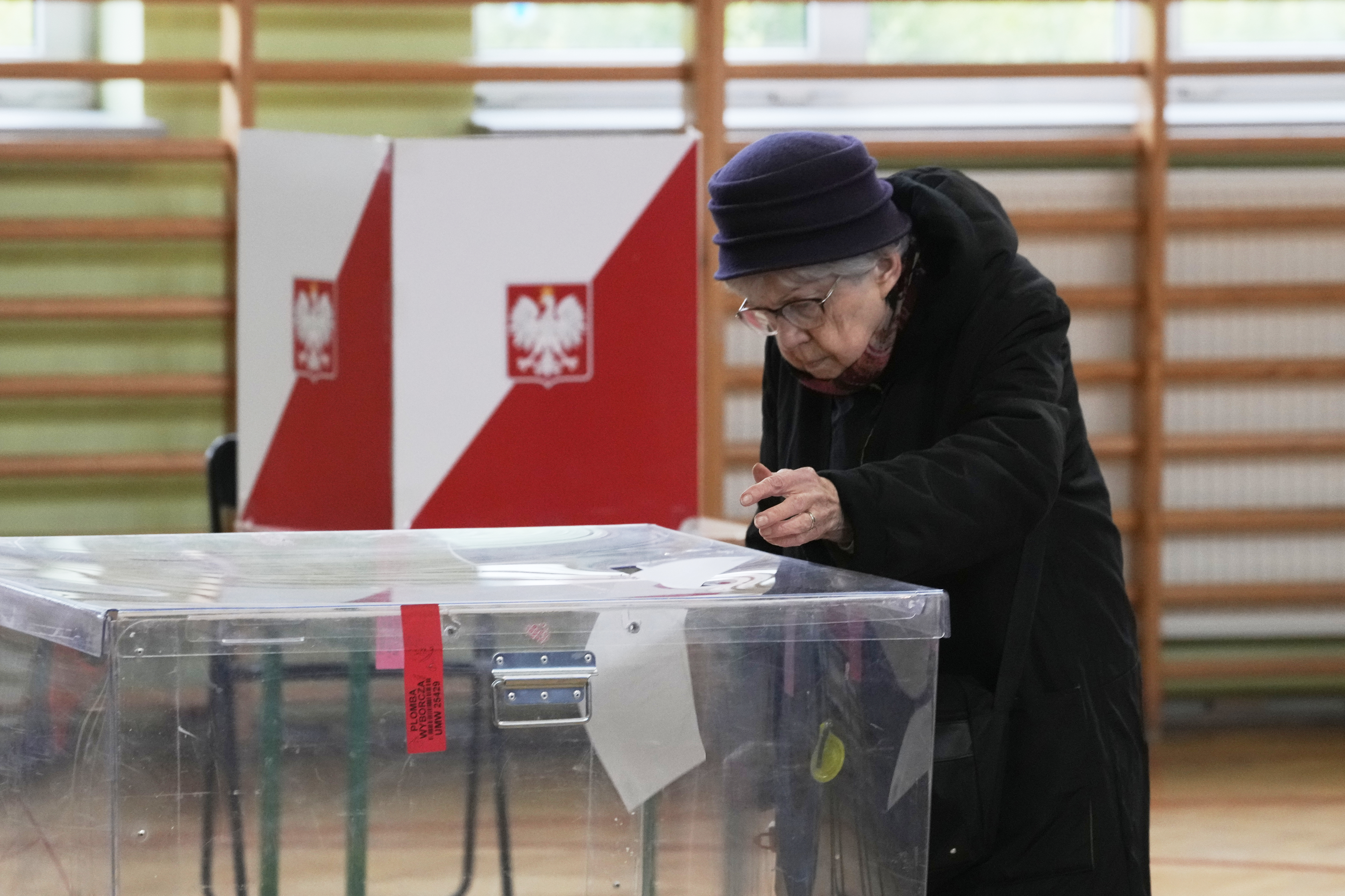 Voters cast their ballots at polling stations opened in the first round of Poland's presidential elections in Warsaw, on Sunday, May 18, 2025. (AP Photo/Czarek Sokolowski)