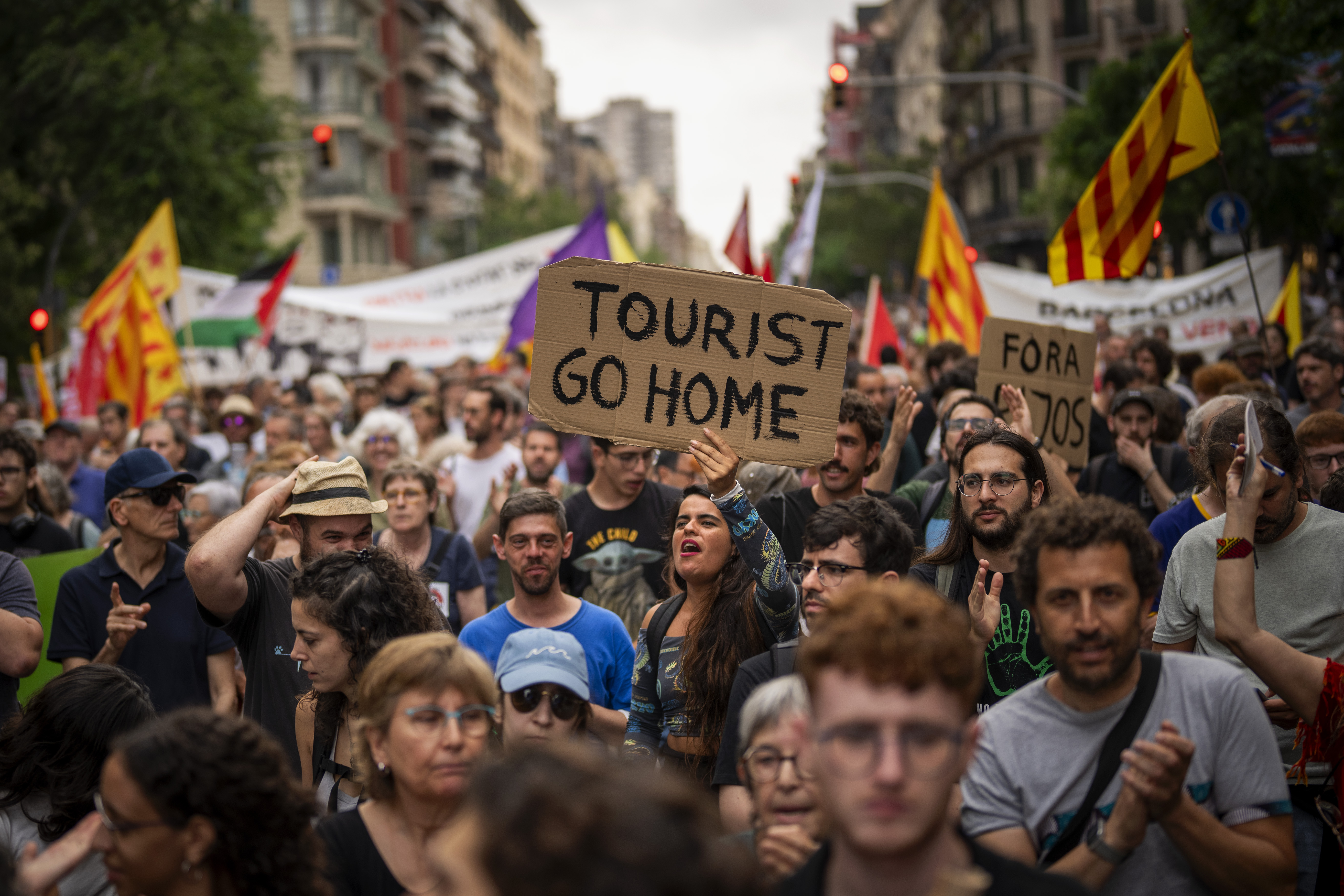 FILE - Demonstrators march shouting slogans against the Formula 1 Barcelona Fan Festival in downtown Barcelona, Spain, Wednesday, June 19, 2024, during residents protest against mass tourism. (AP Photo/Emilio Morenatti, File)