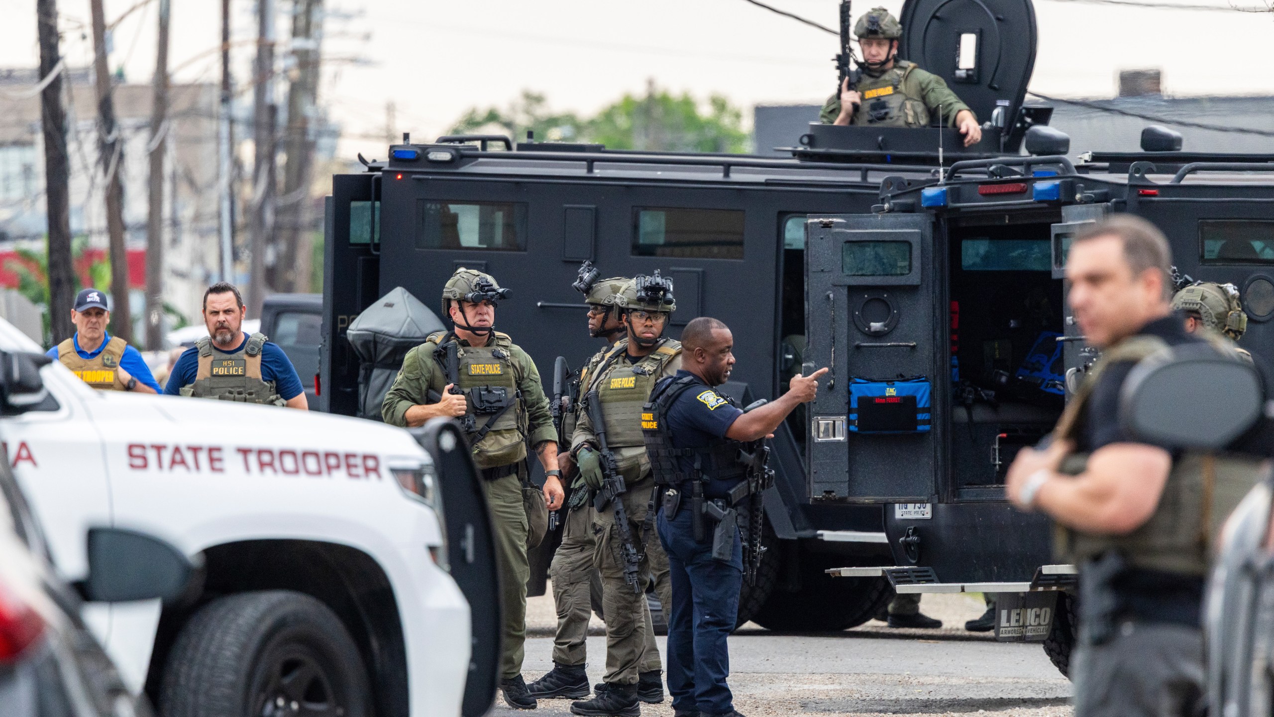 Law enforcement search for a fugitive that escaped a prison in New Orleans, Wednesday, May 21, 2025. (Chris Granger/The Times-Picayune/The New Orleans Advocate via AP)