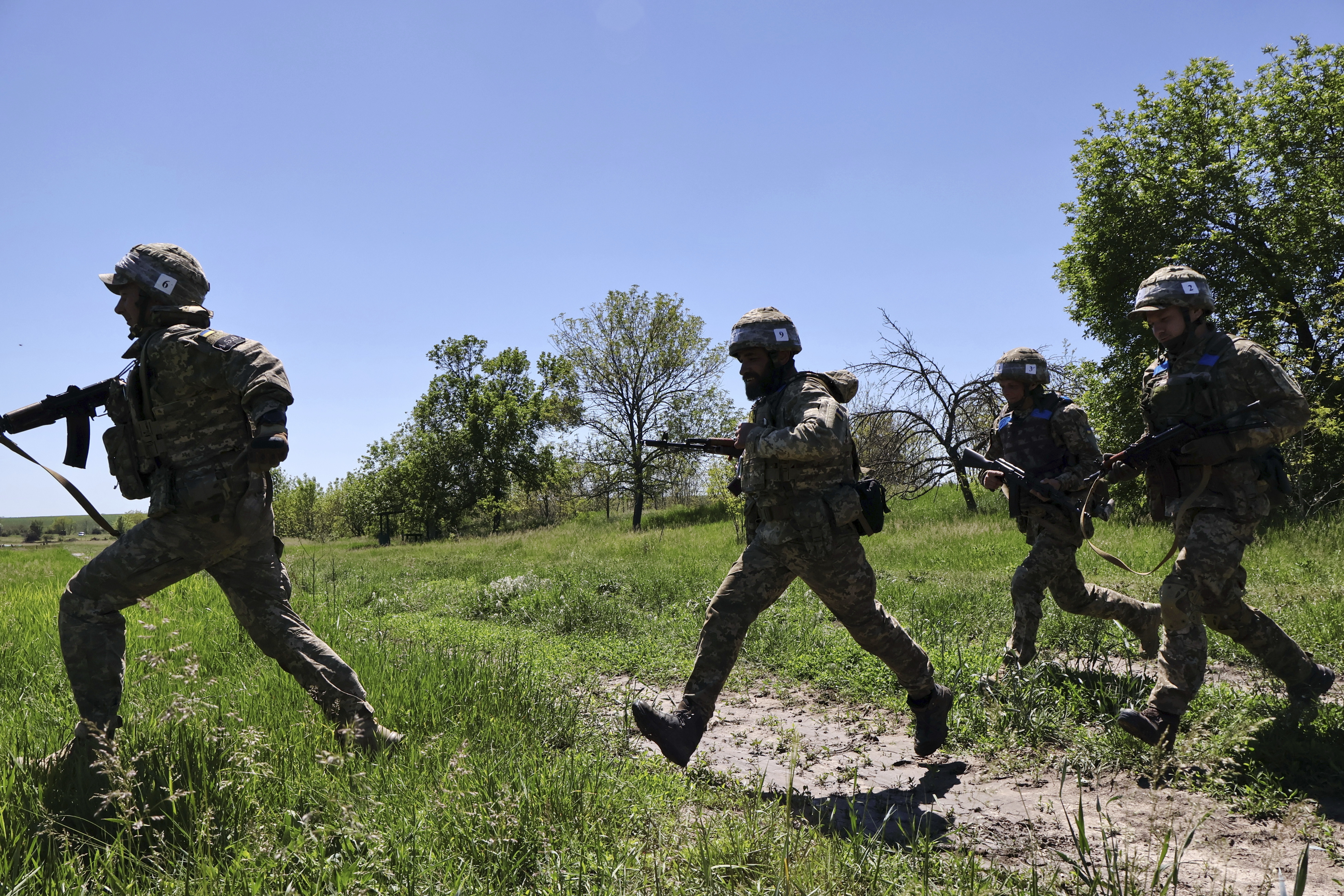 In this photo provided by Ukraine's 65th Mechanized Brigade press service, Ukrainian servicemen practice at the military training ground in the Zaporizhzhia region, Ukraine, Thursday, May 22, 2025, (Andriy Andriyenko/Ukraine's 65th Mechanized Brigade via AP)