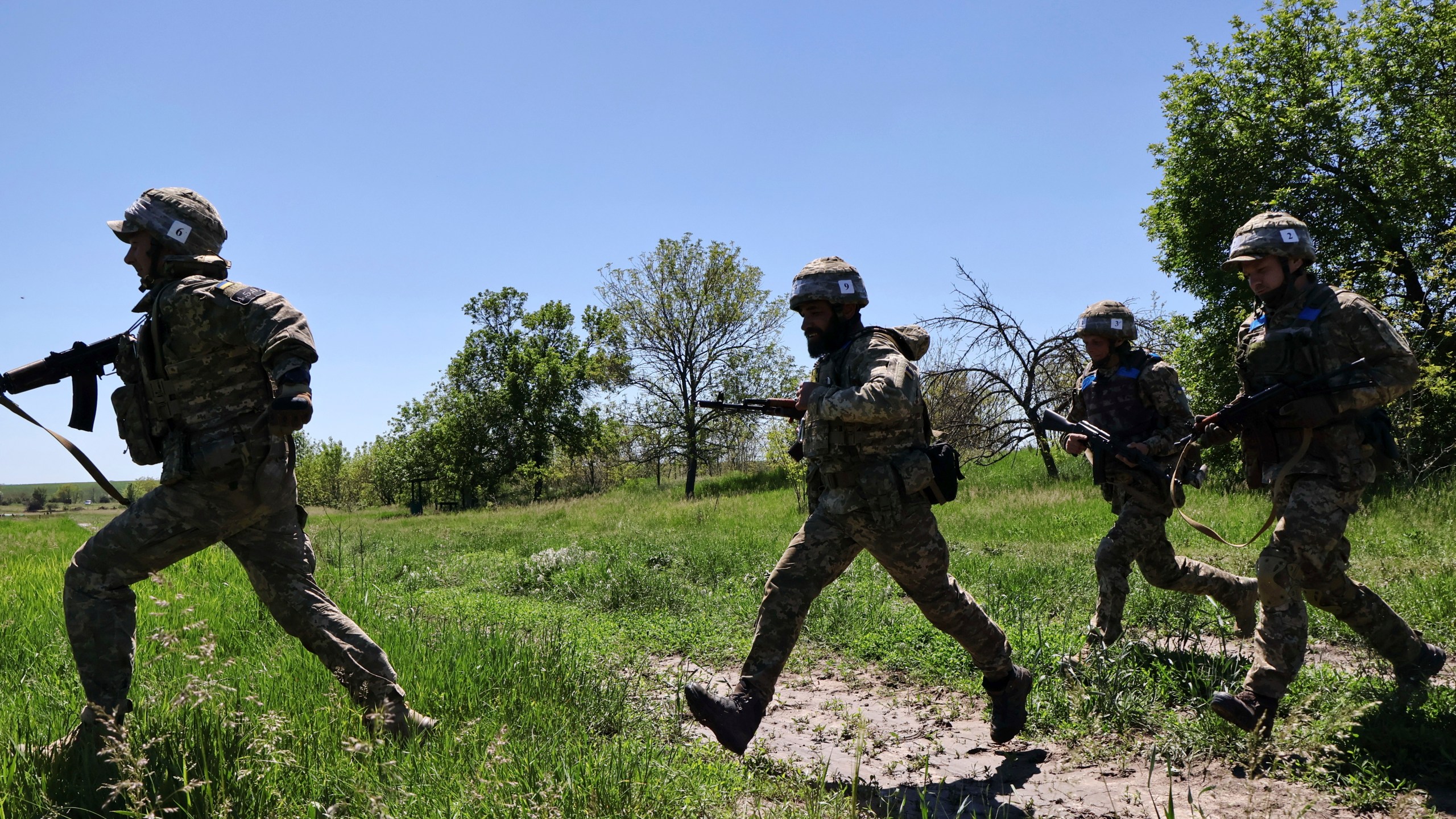 In this photo provided by Ukraine's 65th Mechanized Brigade press service, Ukrainian servicemen practice at the military training ground in the Zaporizhzhia region, Ukraine, Thursday, May 22, 2025, (Andriy Andriyenko/Ukraine's 65th Mechanized Brigade via AP)