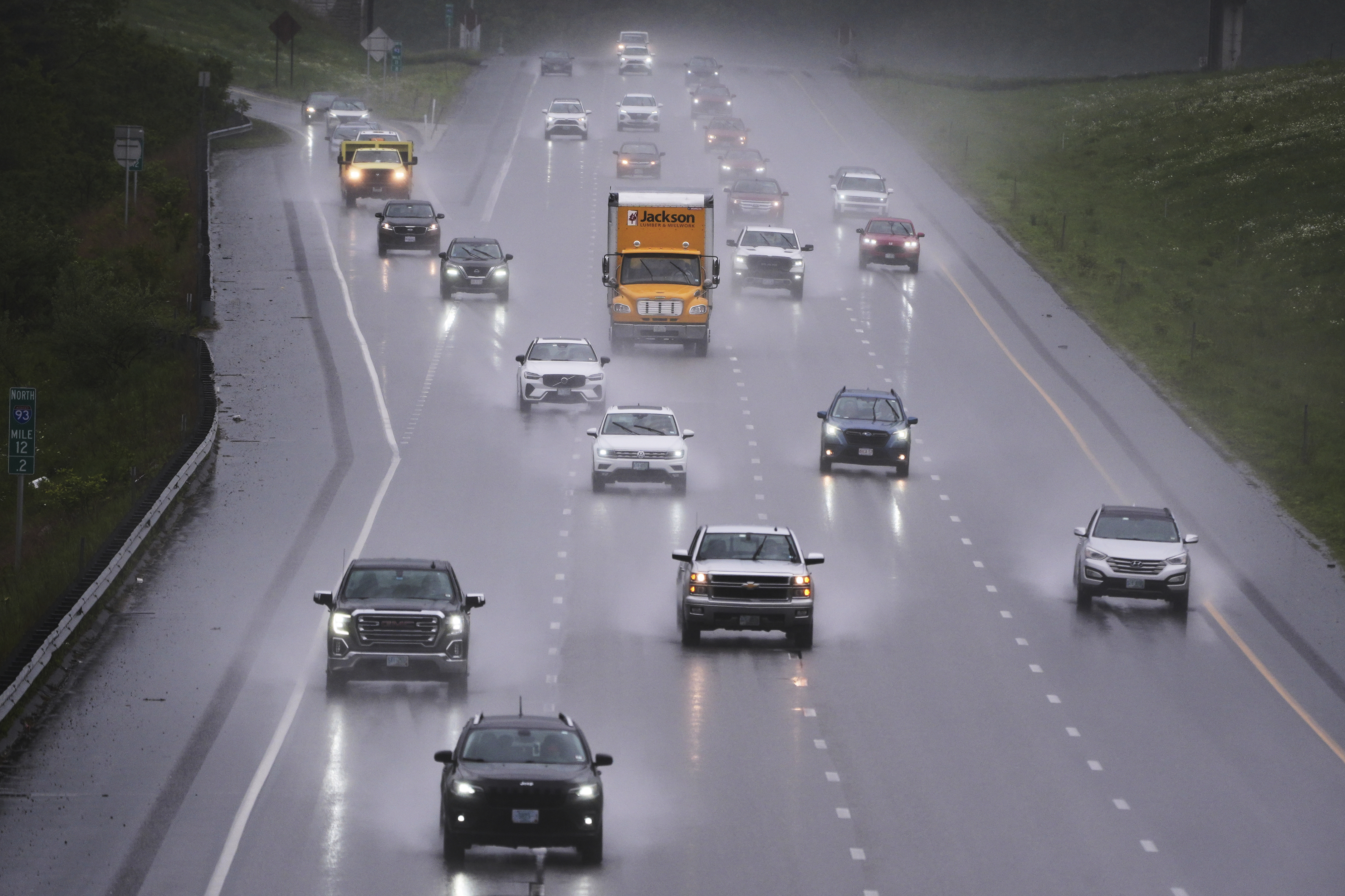 As rain from a nor'easter falls on the pavement, vehicles roll north on Route 93 during the start of the Memorial Day holiday travel, Thursday, May 22, 2025, in Londonderry, N.H. (AP Photo/Charles Krupa)