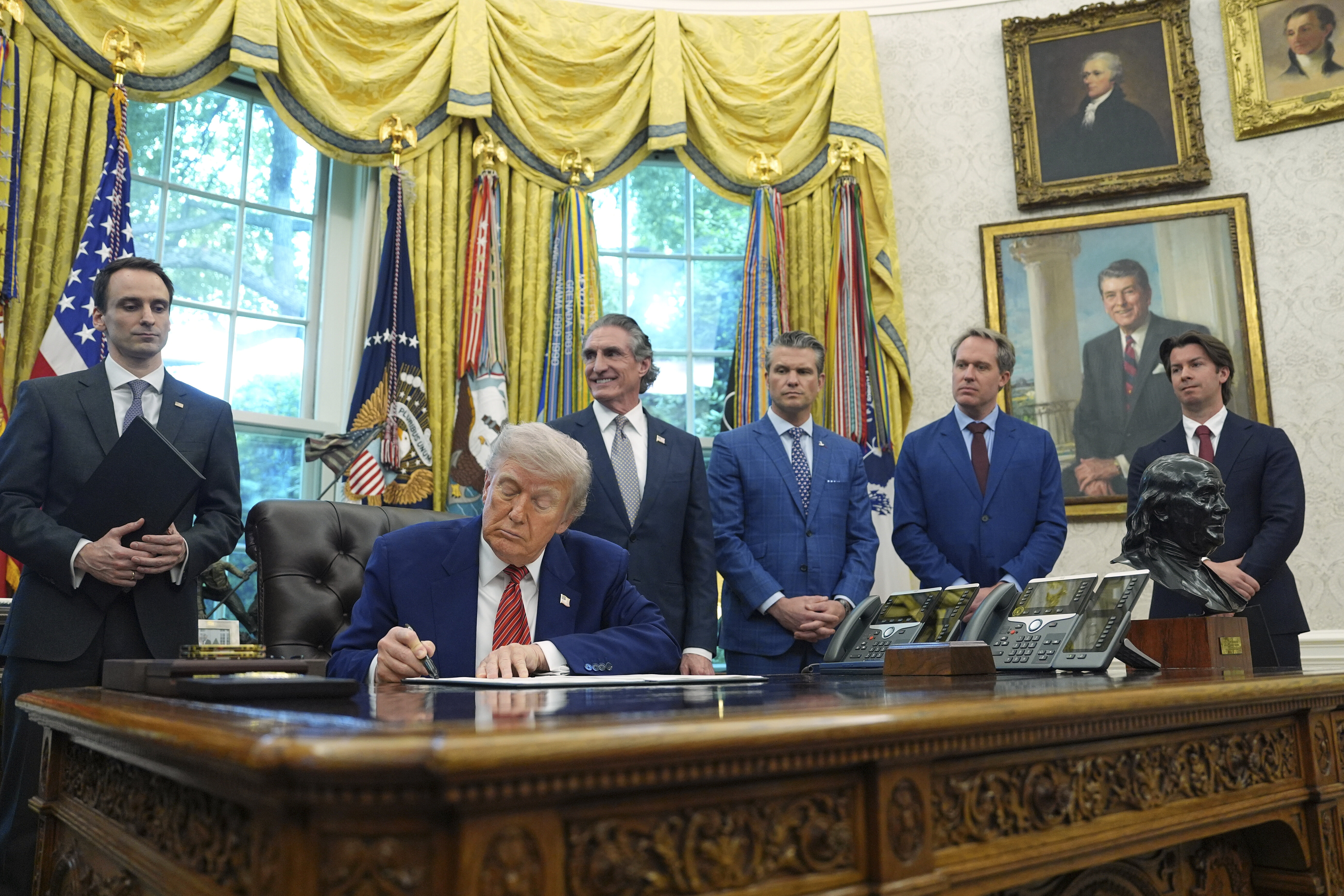 President Donald Trump signs an executive order regarding reinvigorating the nuclear industrial base, in the Oval Office of the White House, Friday, May 23, 2025, in Washington. (AP Photo/Evan Vucci)