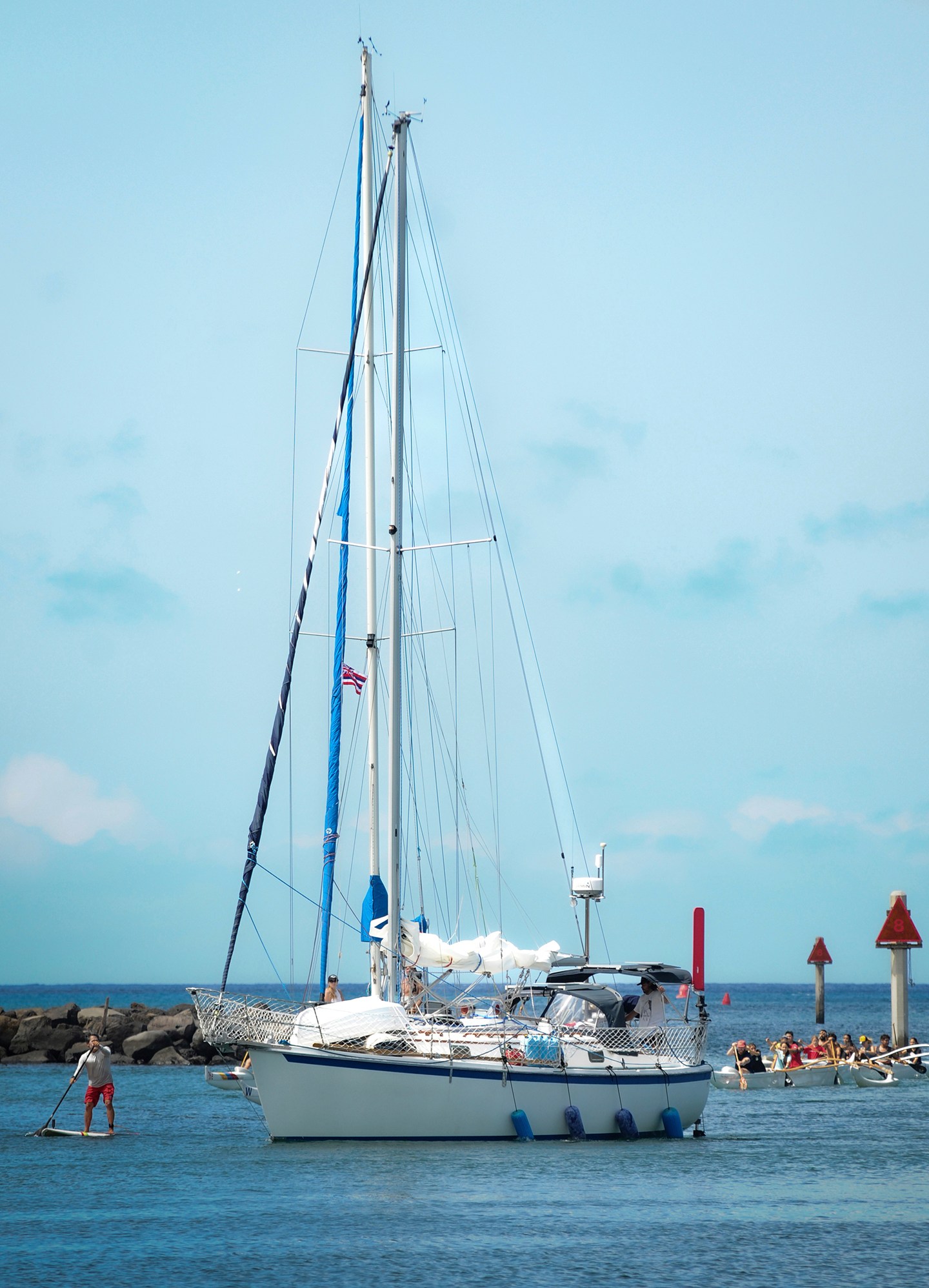 Oliver Widger, (back of boat) a 29-year-old Oregon man who sailed from Oregon to Hawaii, arrives at the Waikiki Yacht Club, on Saturday, May 24, 2025 in Waikiki, Hawaii. (AP Photo/Michelle Bir)