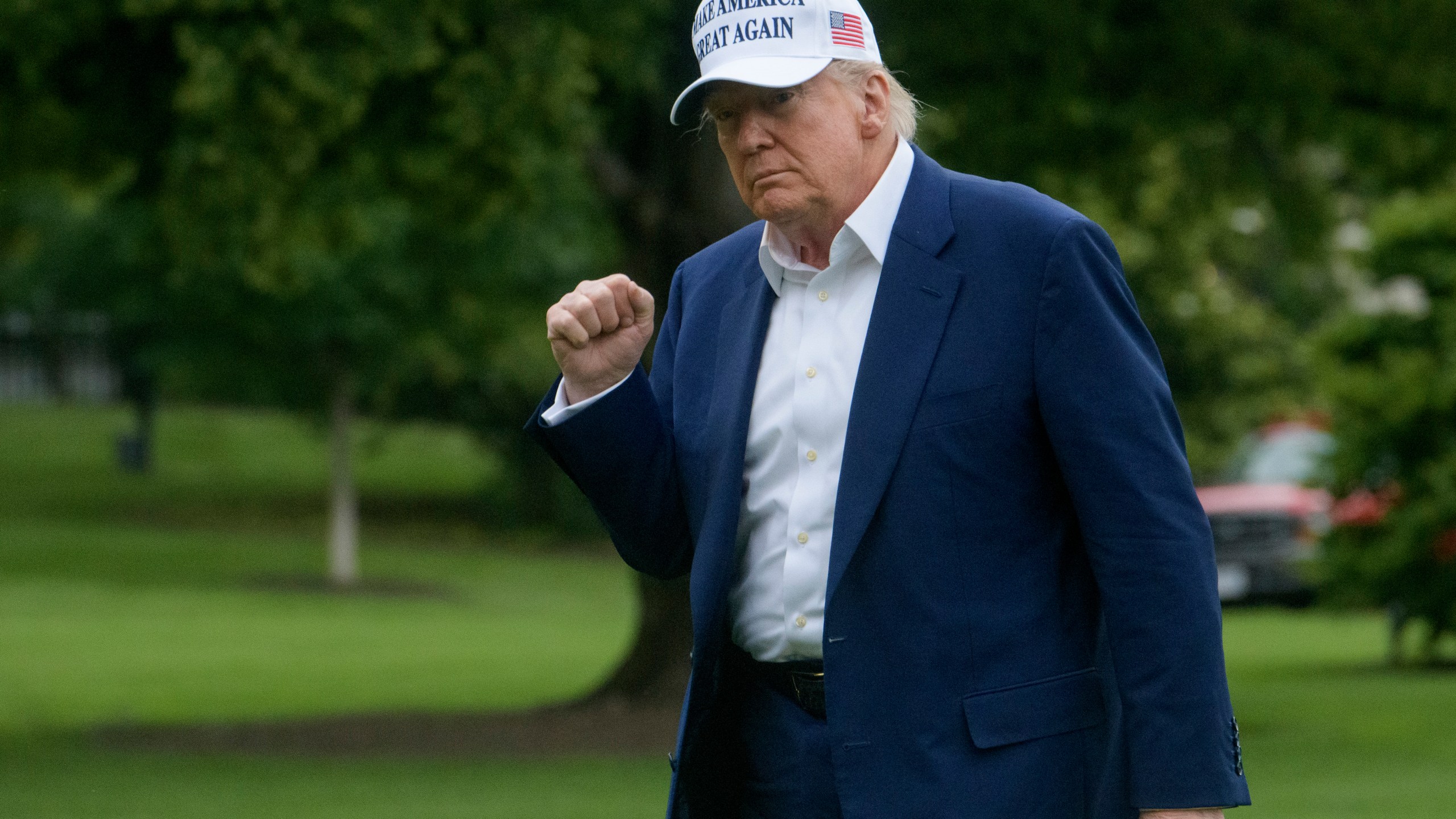 President Donald Trump acknowledges reporters as he disembarks Marine One upon arrival on the South Lawn of the White House in Washington, Sunday, May 25, 2025. (AP Photo/Rod Lamkey, Jr.)