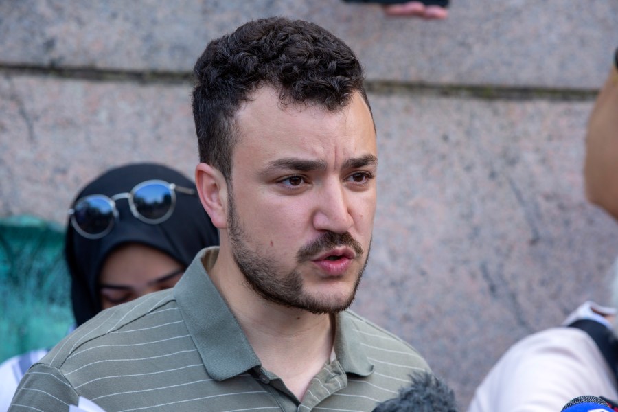 ARCHIVO – El negociador estudiantil Mahmoud Khalil en un campamento de protesta propalestino en el campus de la Universidad de Columbia en Nueva York, el 29 de abril de 2024. (AP Foto/Ted Shaffrey, Archivo)