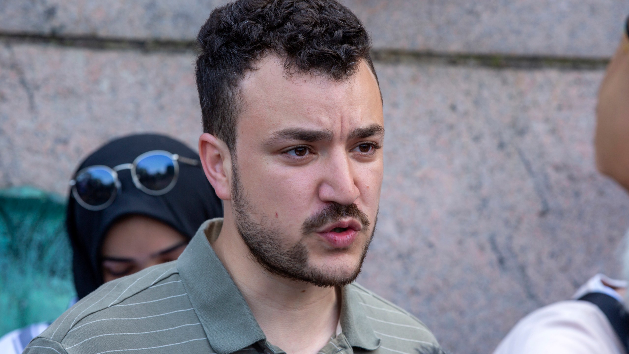 ARCHIVO – El negociador estudiantil Mahmoud Khalil en un campamento de protesta propalestino en el campus de la Universidad de Columbia en Nueva York, el 29 de abril de 2024. (AP Foto/Ted Shaffrey, Archivo)