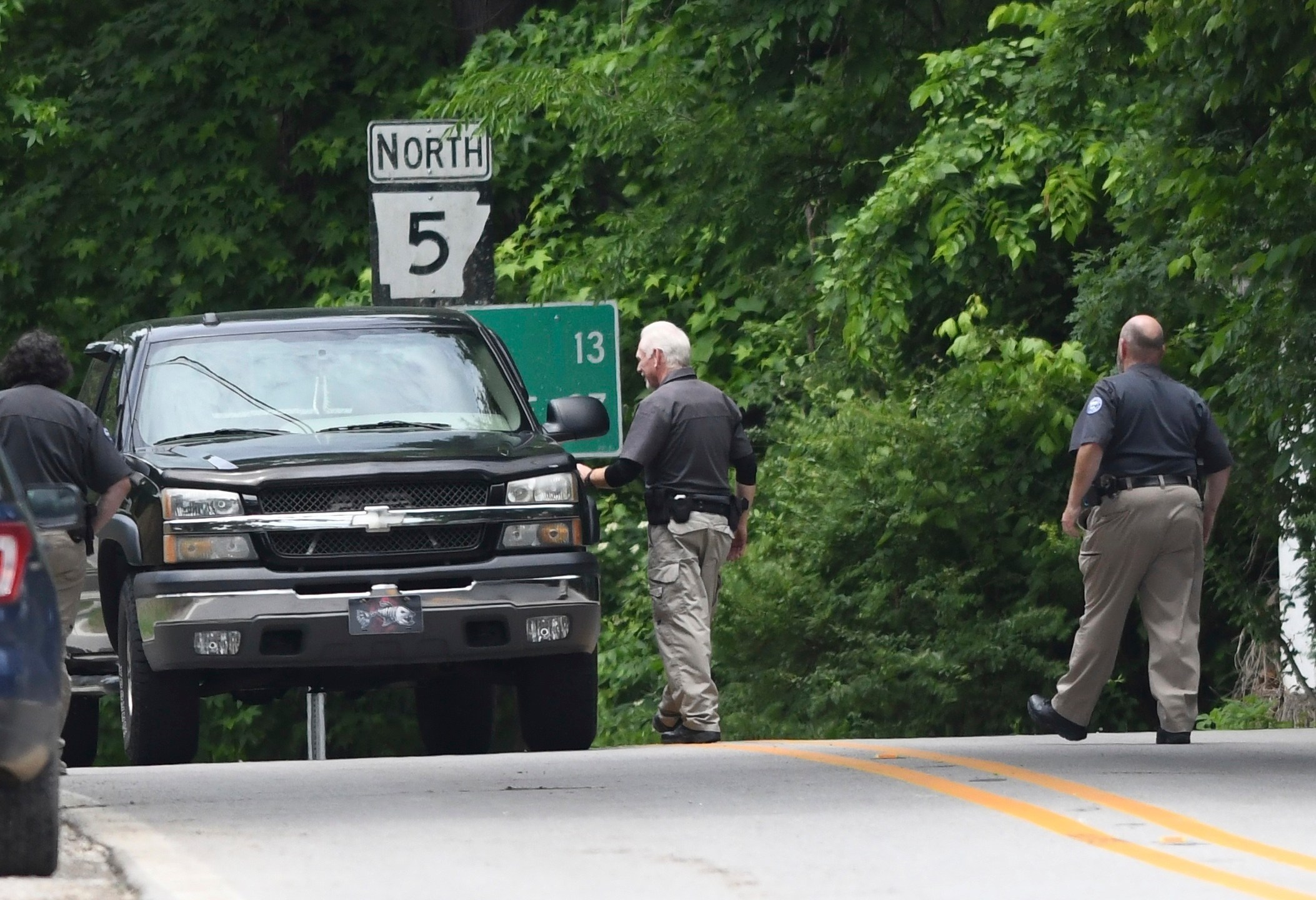 Police set up checkpoints looking for escaped prisoner Grant Hardin, Thursday, May 29, 2025, near downtown Calico Rock, Ark. (AP Photo/Nicholas Ingram)