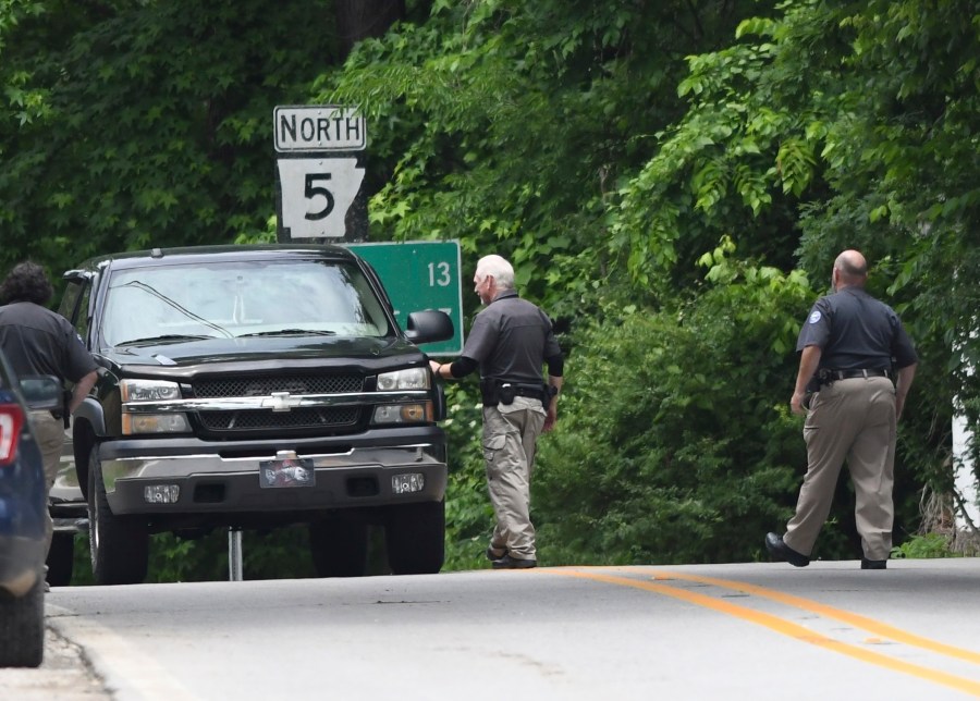 Police set up checkpoints looking for escaped prisoner Grant Hardin, Thursday, May 29, 2025, near downtown Calico Rock, Ark. (AP Photo/Nicholas Ingram)