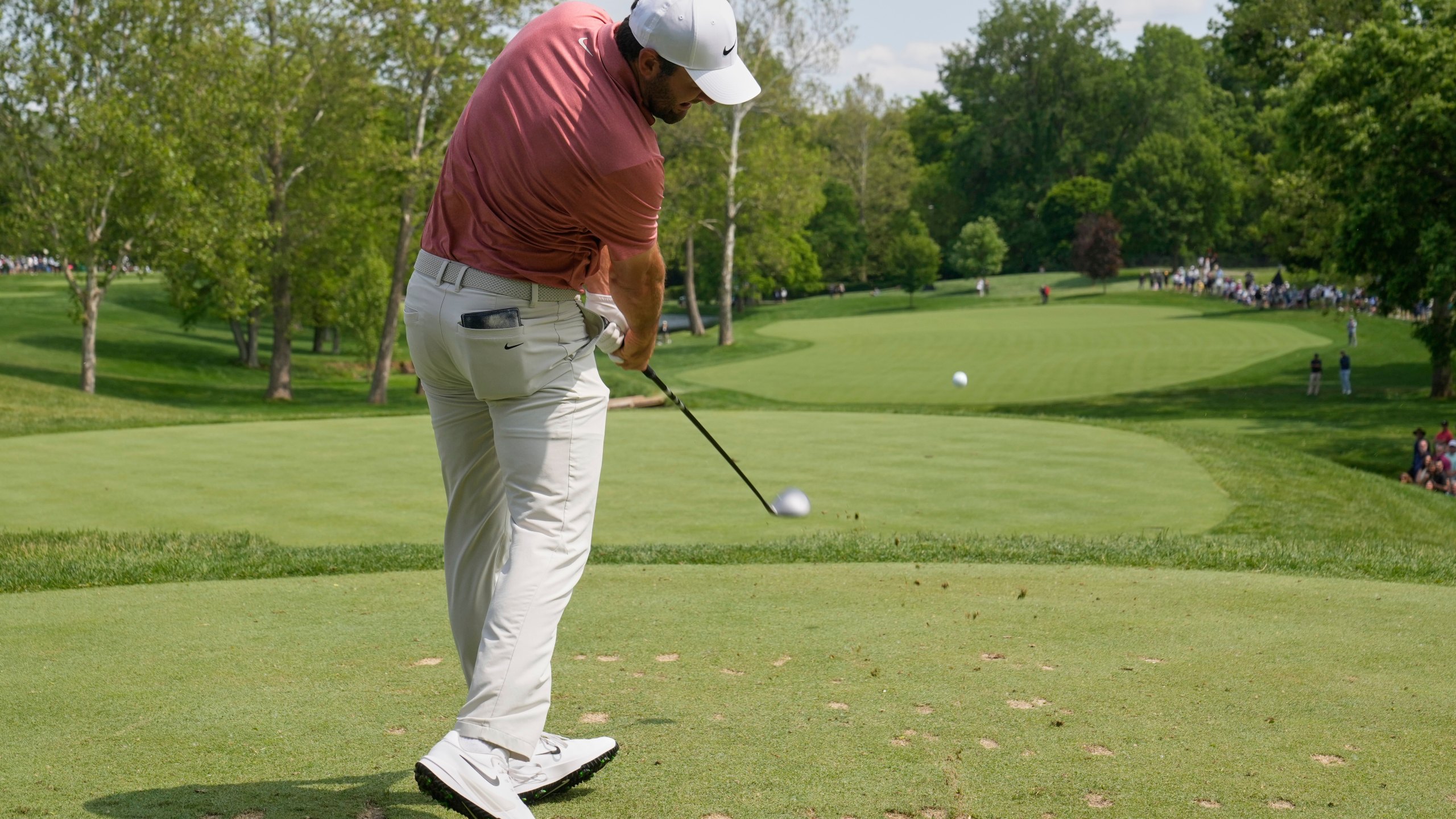 Scottie Scheffler hits from the third tee during the third round of the Memorial golf tournament Saturday, May 31, 2025, in Dublin, Ohio. (AP Photo/Sue Ogrocki)