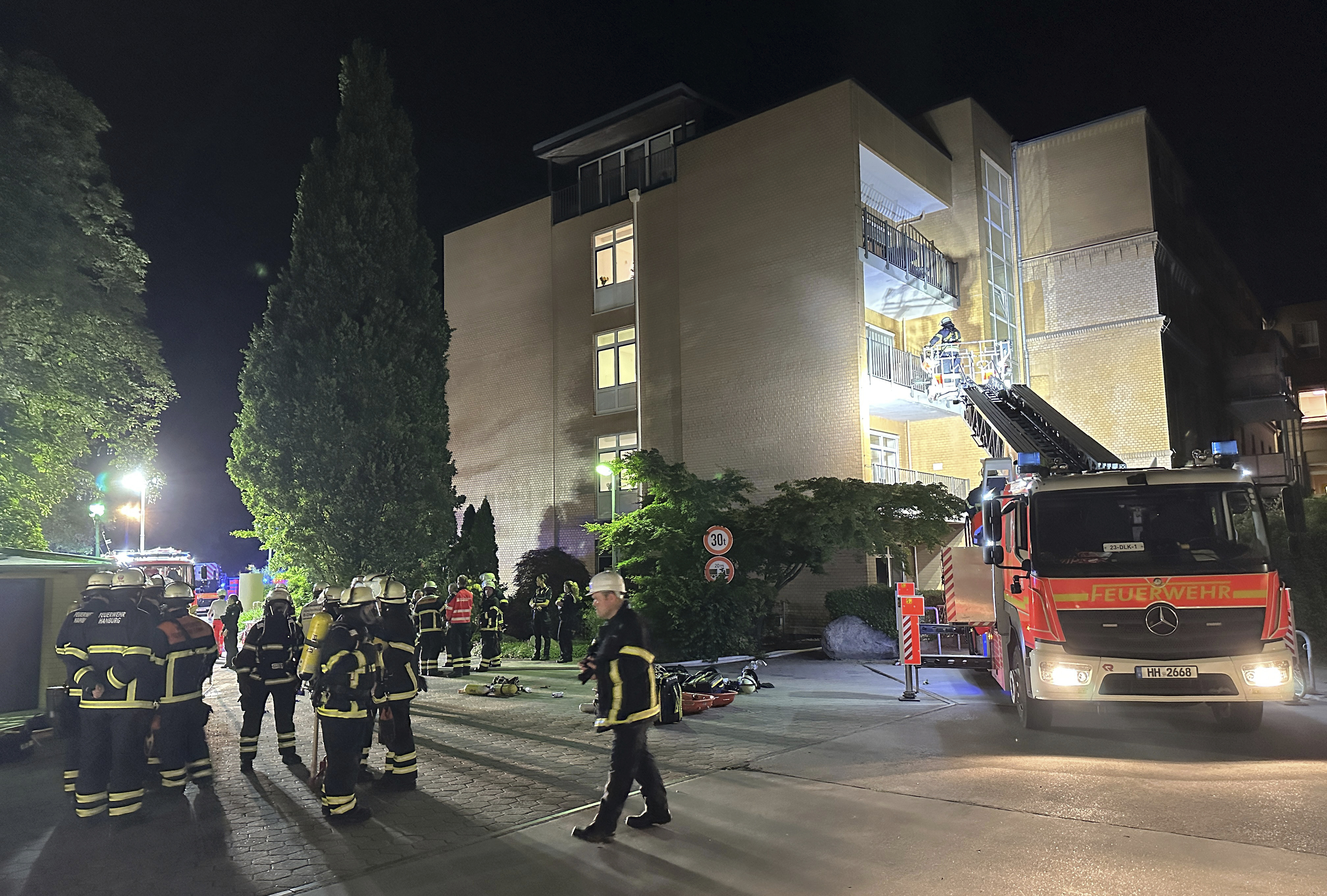 Firefighters with breathing apparatus and a ladder truck work at the Marienkrankenhaus hospital in Hamburg's Hohenfelde district of Hamburg, Germany Sunday, June 1, 2025. (Steven Hutchings/dpa via AP)