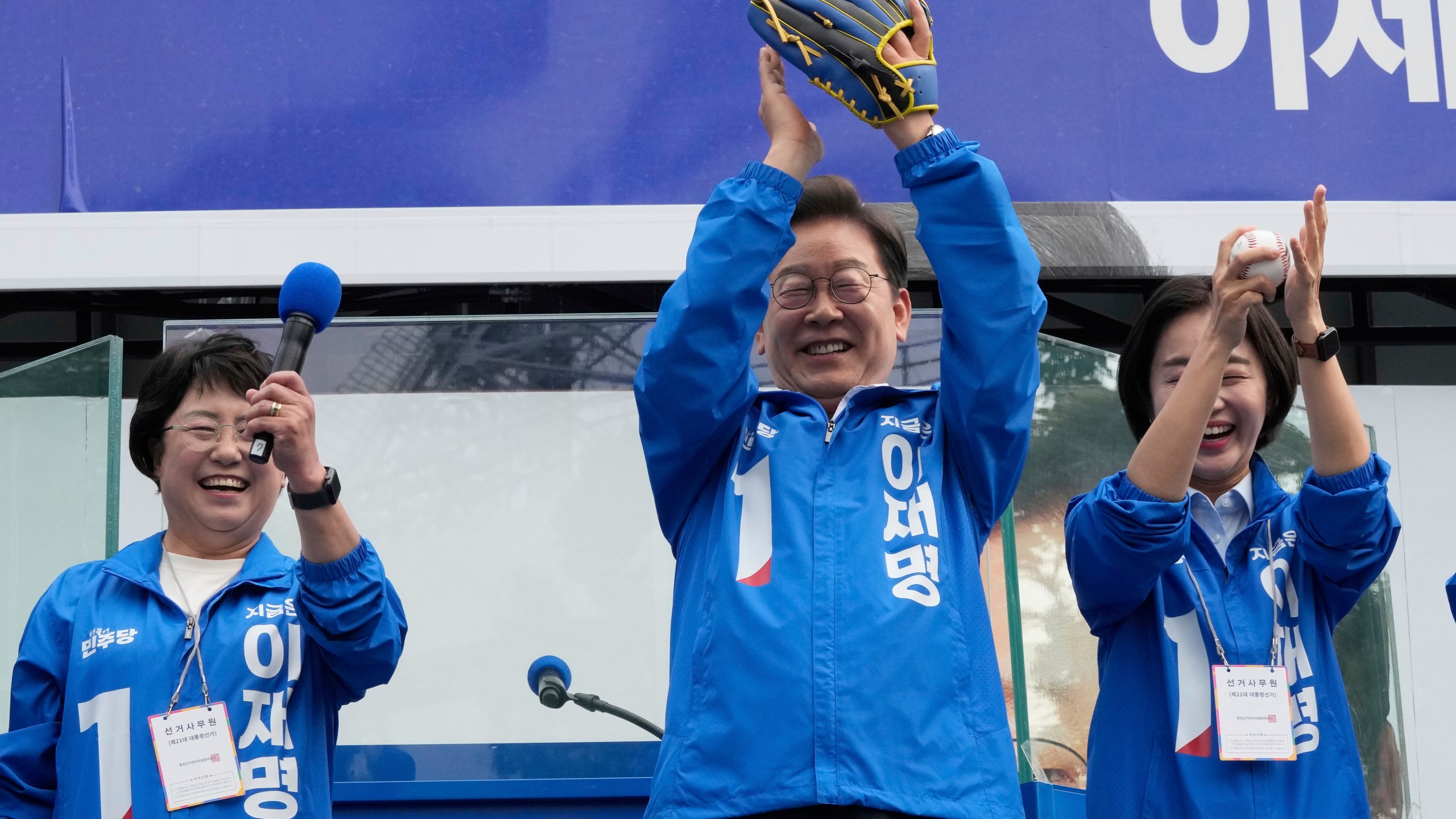 South Korea's Democratic Party's presidential candidate Lee Jae-myung, center, reacts after hurling a baseball ball during a presidential election campaign at Jamsil Sports Complex in Seoul, South Korea, Thursday, May 29, 2025. (AP Photo/Ahn Young-joon)