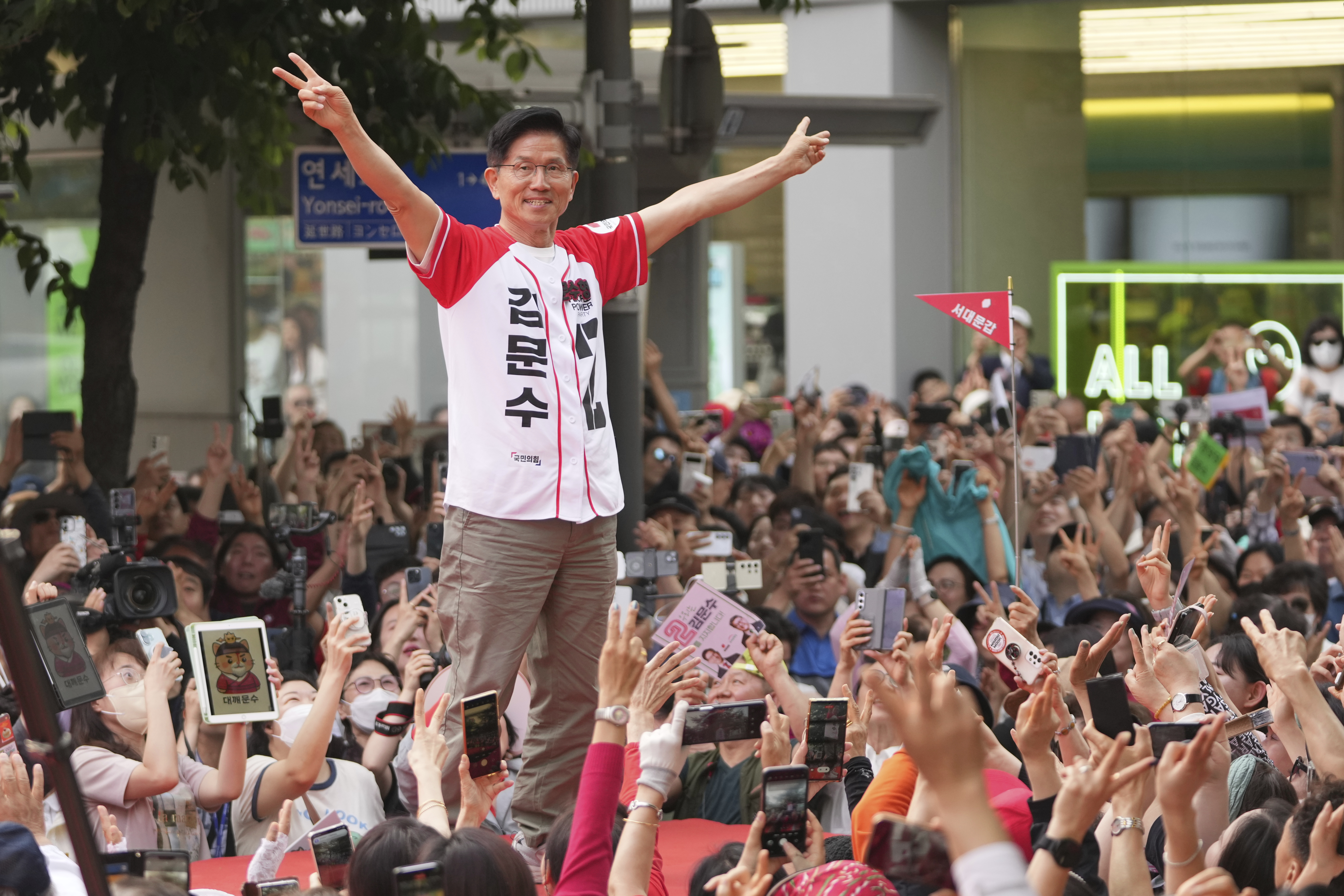 South Korea's People Power Party's presidential candidate Kim Moon Soo, gestures during a presidential election campaign in Seoul, South Korea, Sunday, June 1, 2025. (AP Photo/Lee Jin-man)