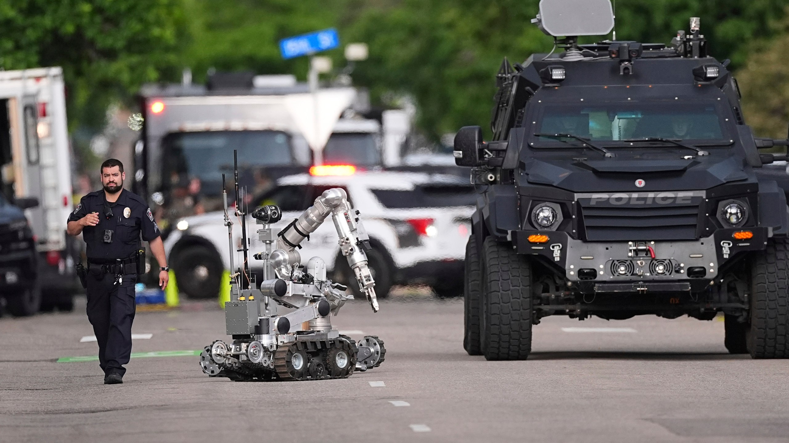 Law enforcement officials investigate after an attack on the Pearl Street Mall Sunday, June 1, 2025, in Boulder, Colo. (AP Photo/David Zalubowski)