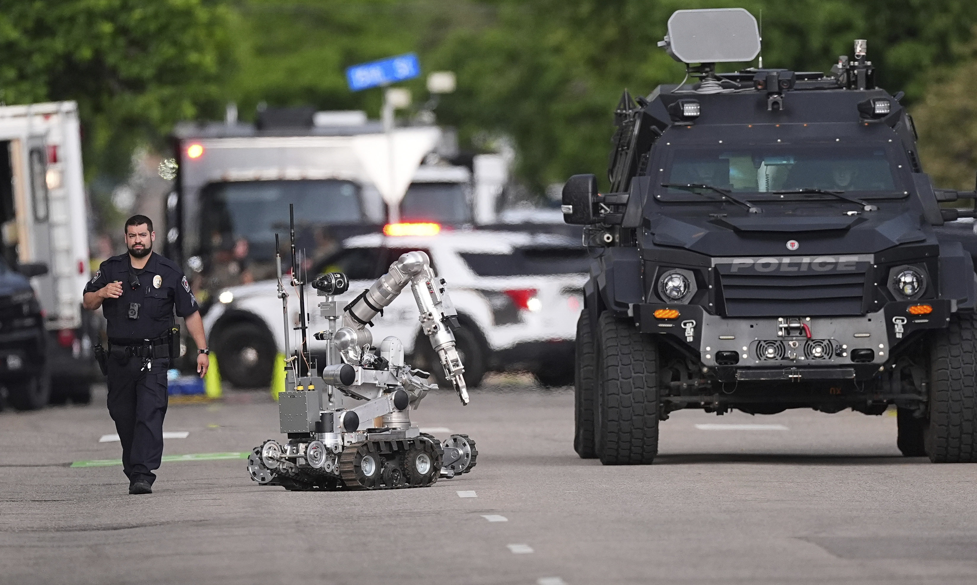 Law enforcement officials investigate after an attack on the Pearl Street Mall Sunday, June 1, 2025, in Boulder, Colo. (AP Photo/David Zalubowski)