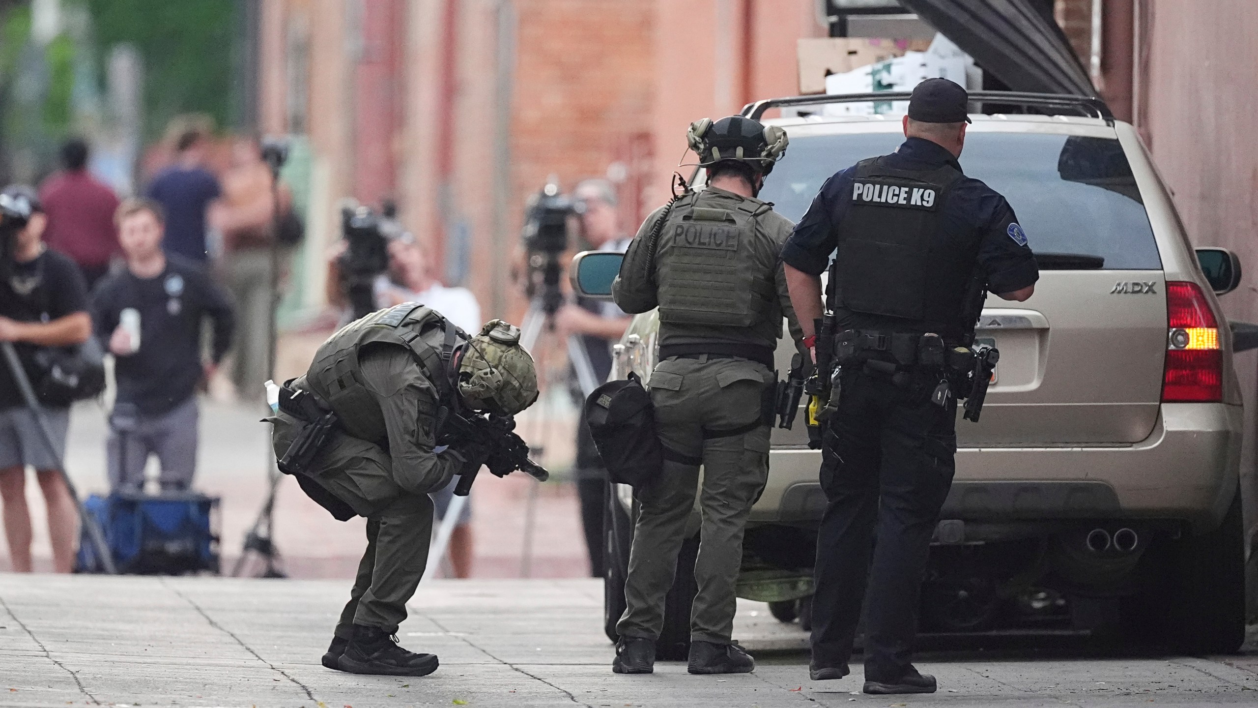 Law enforcement officials investigate after an attack on the Pearl Street Mall Sunday, June 1, 2025, in Boulder, Colo. (AP Photo/David Zalubowski)