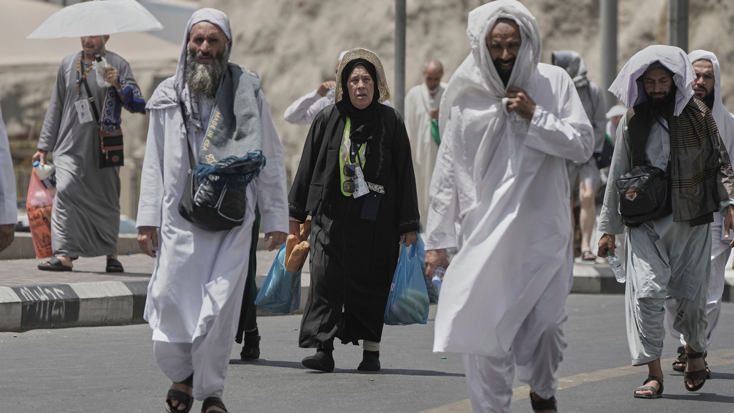 Muslim pilgrims prepare to enter the Grand Mosque, during the annual Hajj pilgrimage in Mecca, Saudi Arabia, Monday, June 2, 2025. (AP Photo/Amr Nabil)