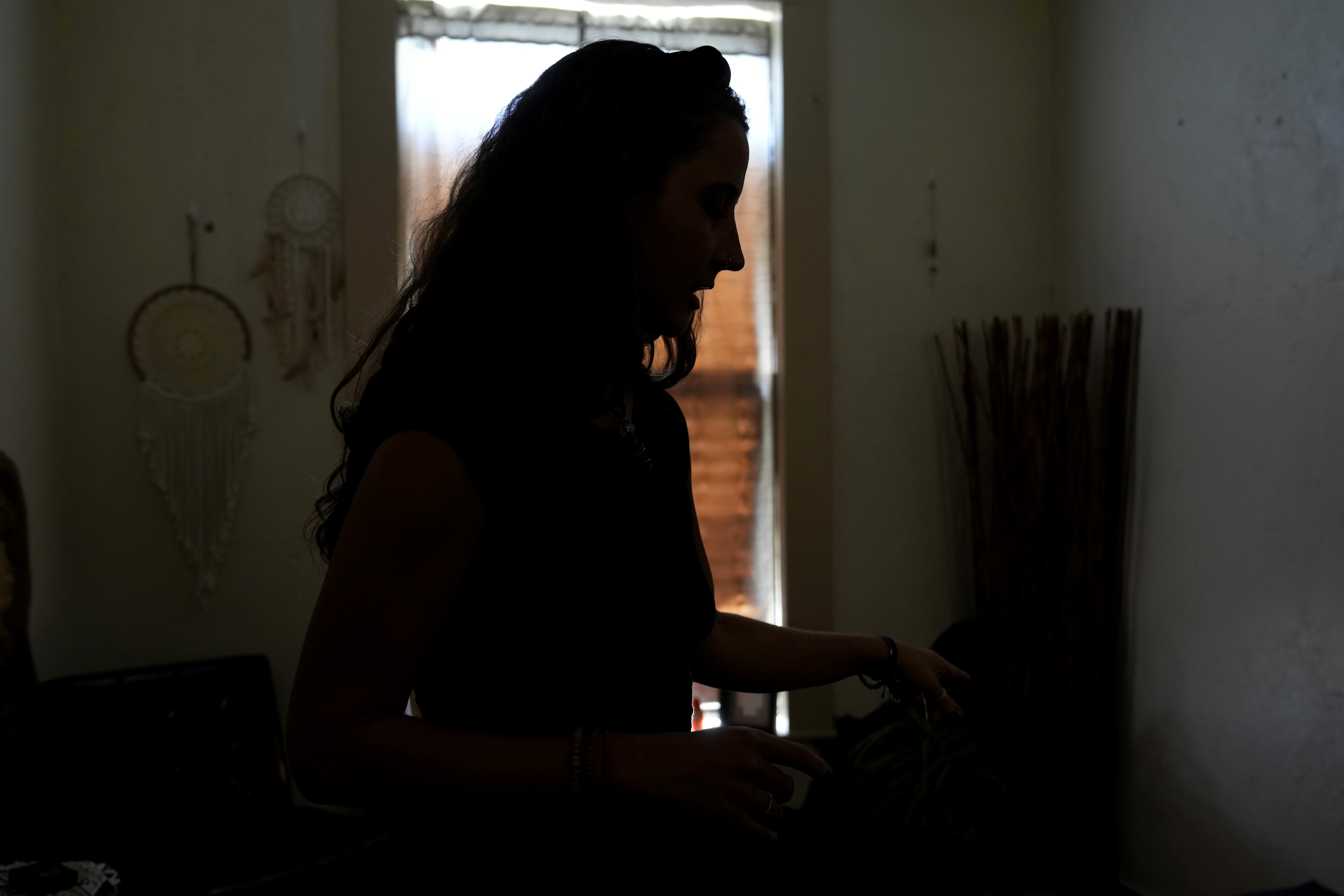 FILE - Kyleigh Thurman, one of the patients who filed a federal complaint against an emergency room for not treating her ectopic pregnancy, talks about her experience at her studio, Aug. 7, 2024, in Burnet County, Texas. (AP Photo/Eric Gay, File)