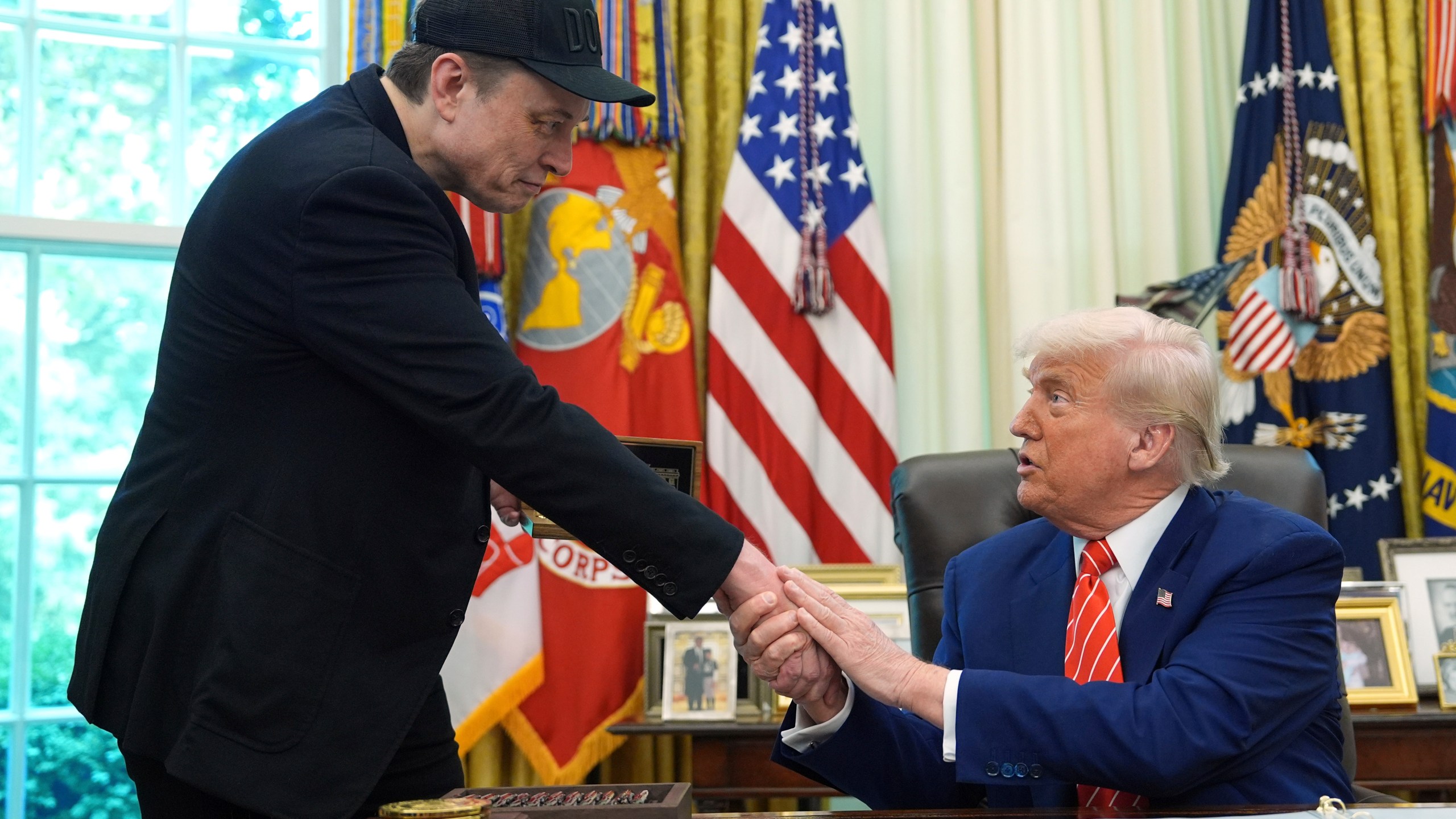 El presidente Donald Trump, a la derecha, estrecha la mano de Elon Musk durante una conferencia de prensa en el Despacho Oval de la Casa Blanca, el viernes 30 de mayo de 2025, en Washington. (AP Foto/Evan Vucci)