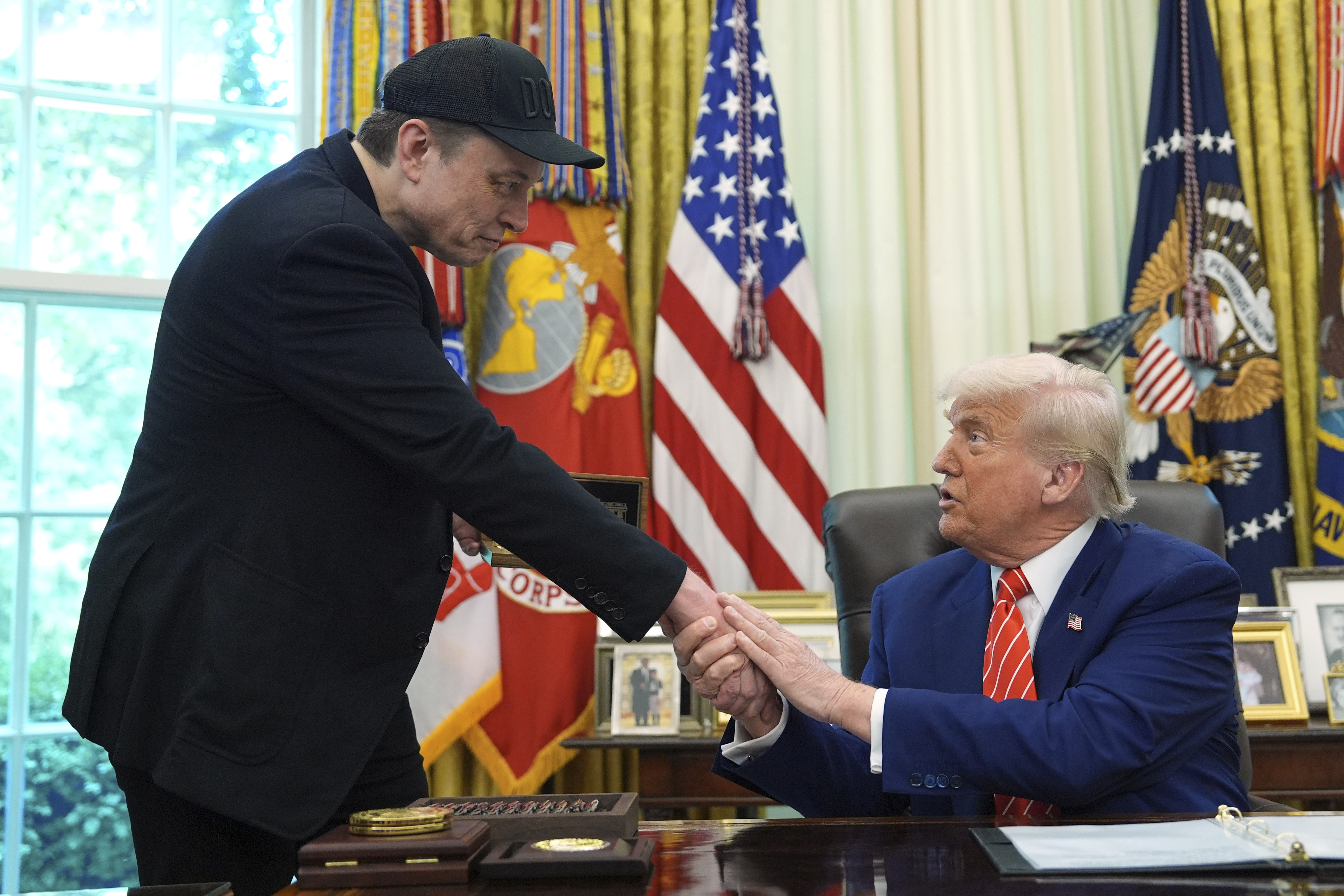 El presidente Donald Trump, a la derecha, estrecha la mano de Elon Musk durante una conferencia de prensa en el Despacho Oval de la Casa Blanca, el viernes 30 de mayo de 2025, en Washington. (AP Foto/Evan Vucci)
