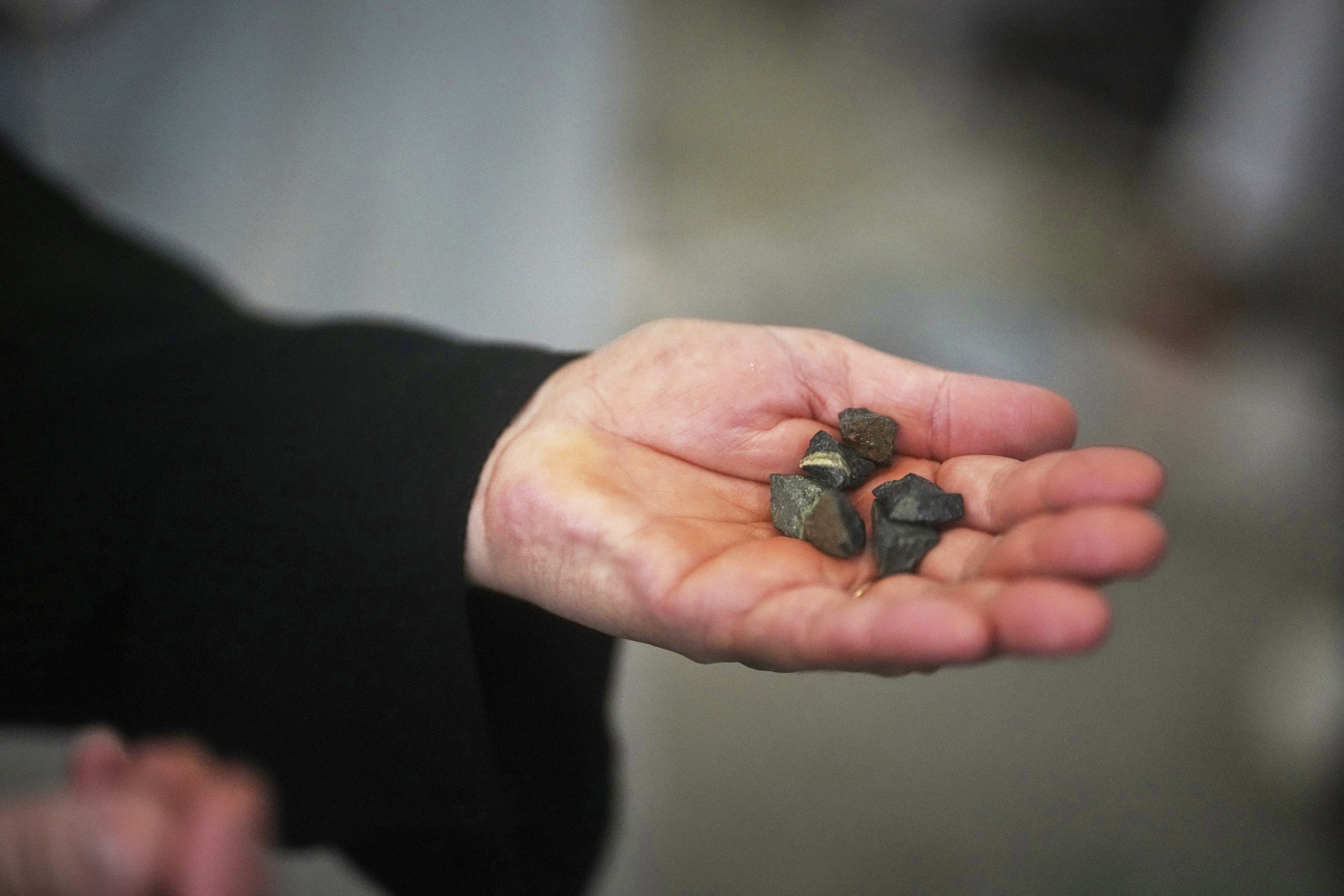 A Muslim pilgrim holds stones during the symbolic stoning of the devil, the last rite of the annual Hajj, in Mina near the holy city of Mecca, Saudi Arabia, Friday, June 6, 2025. (AP Photo/Amr Nabil)