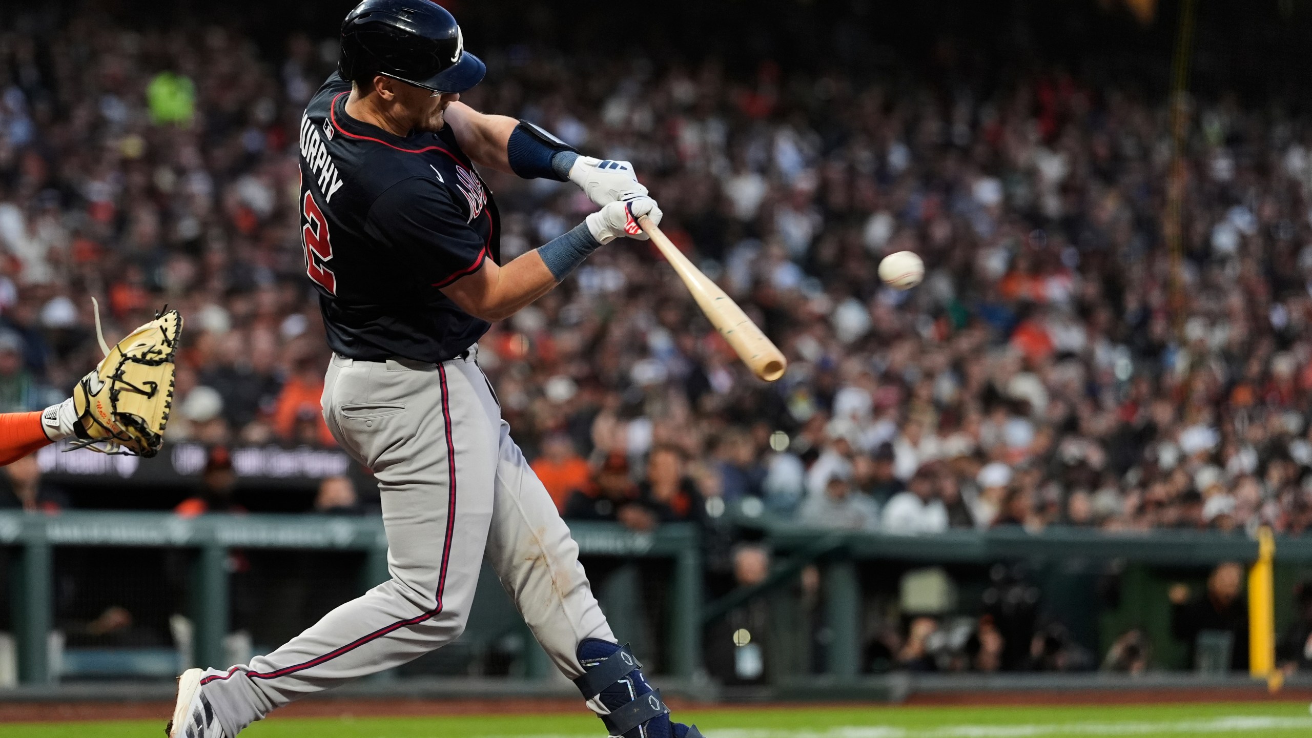 Atlanta Braves' Sean Murphy hits a sacrifice fly during the fourth inning of a baseball game against the San Francisco Giants, Friday, June 6, 2025, in San Francisco. (AP Photo/Godofredo A. Vásquez)