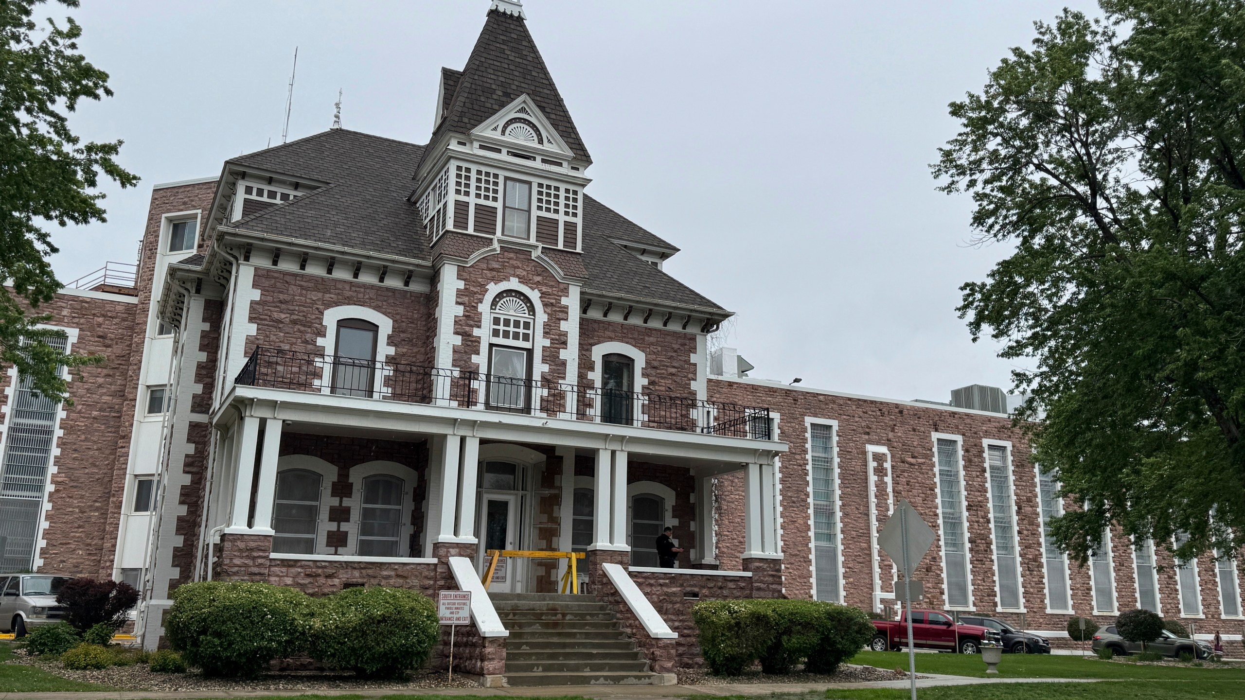 The South Dakota State Penitentiary sits north of downtown Sioux Falls on Friday, May 23, 2025. (AP Photo/Sarah Raza)