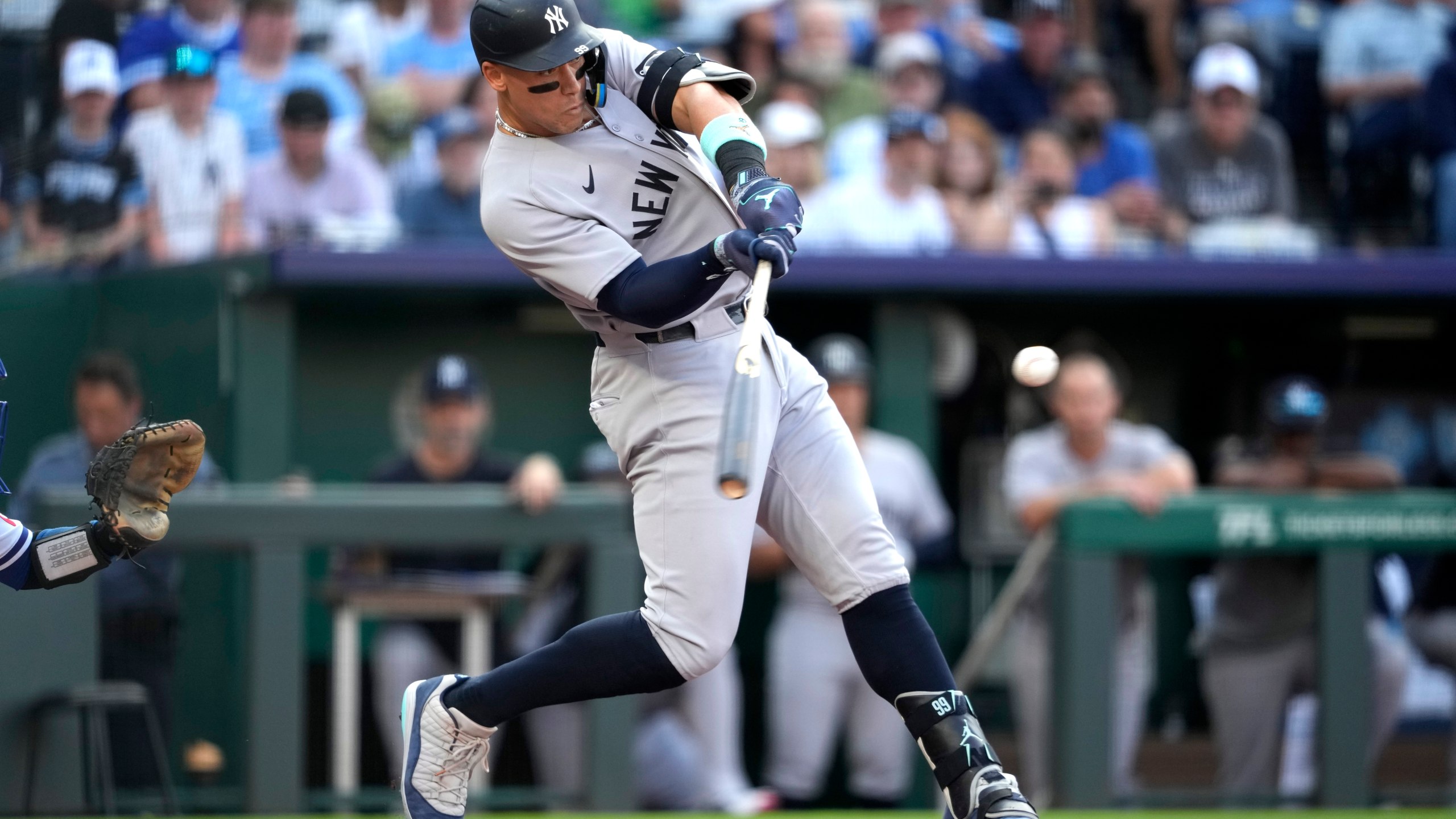 New York Yankees' Aaron Judge hits a two-run home run in the first inning during a baseball game against the Kansas City Royals, Tuesday, June 10, 2025, in Kansas City, Mo. (AP Photo/Ed Zurga)