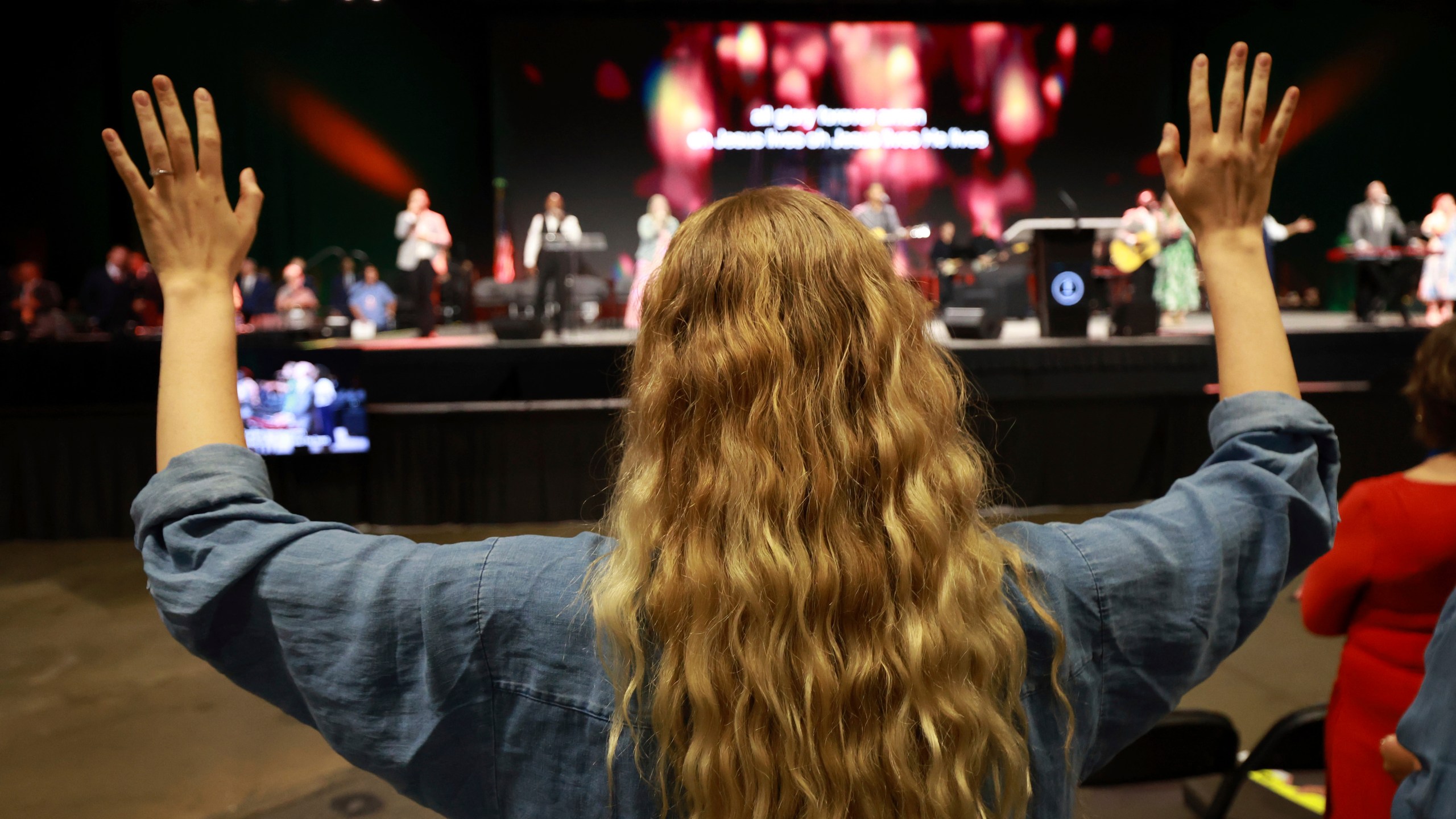 A messenger attending the Southern Baptist Convention participates in worship during the 2025 SBC Annual Meeting, Tuesday, June 10, 2025, in Dallas. (AP Photo/Richard W. Rodriguez)