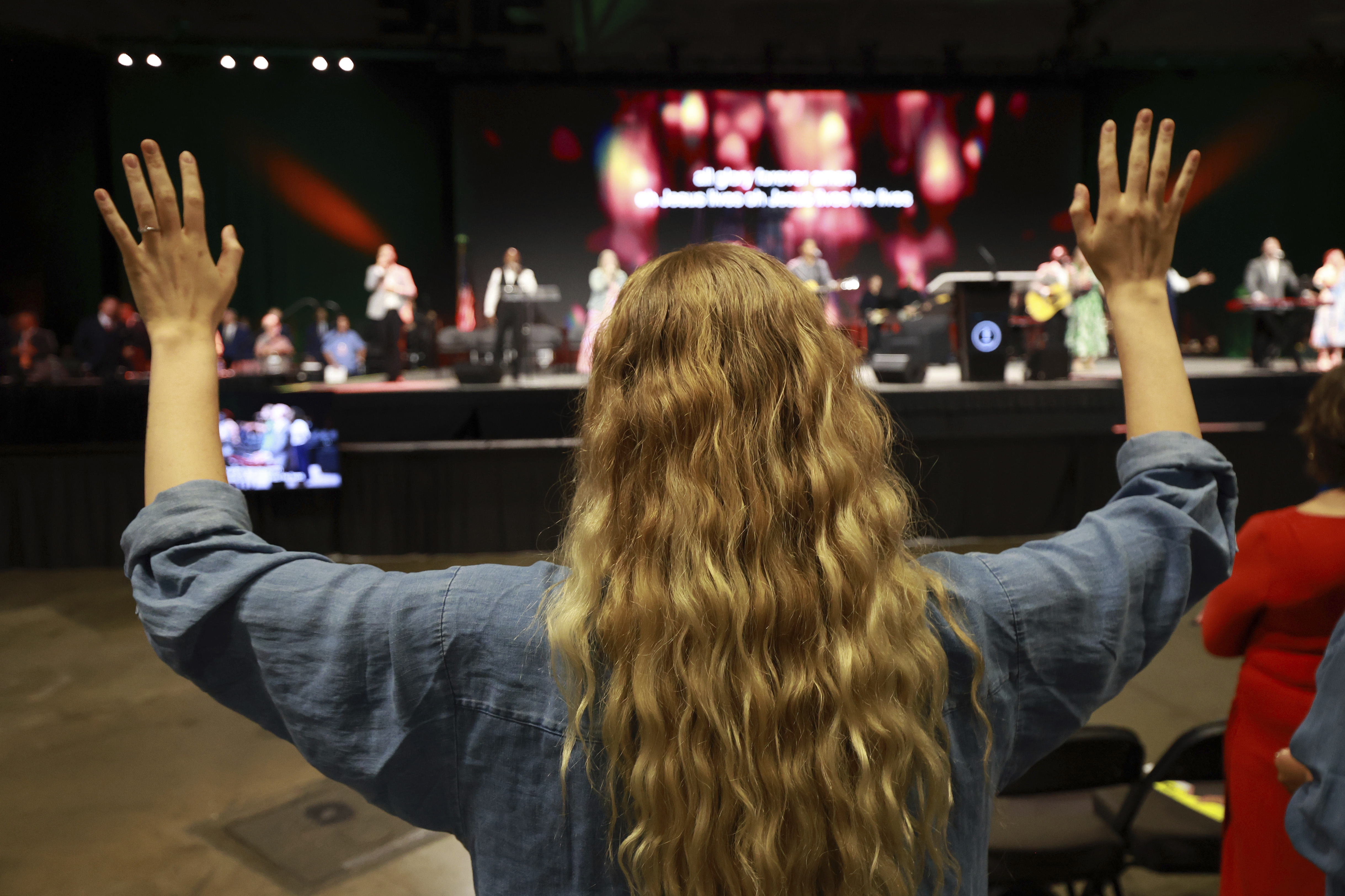A messenger attending the Southern Baptist Convention participates in worship during the 2025 SBC Annual Meeting, Tuesday, June 10, 2025, in Dallas. (AP Photo/Richard W. Rodriguez)