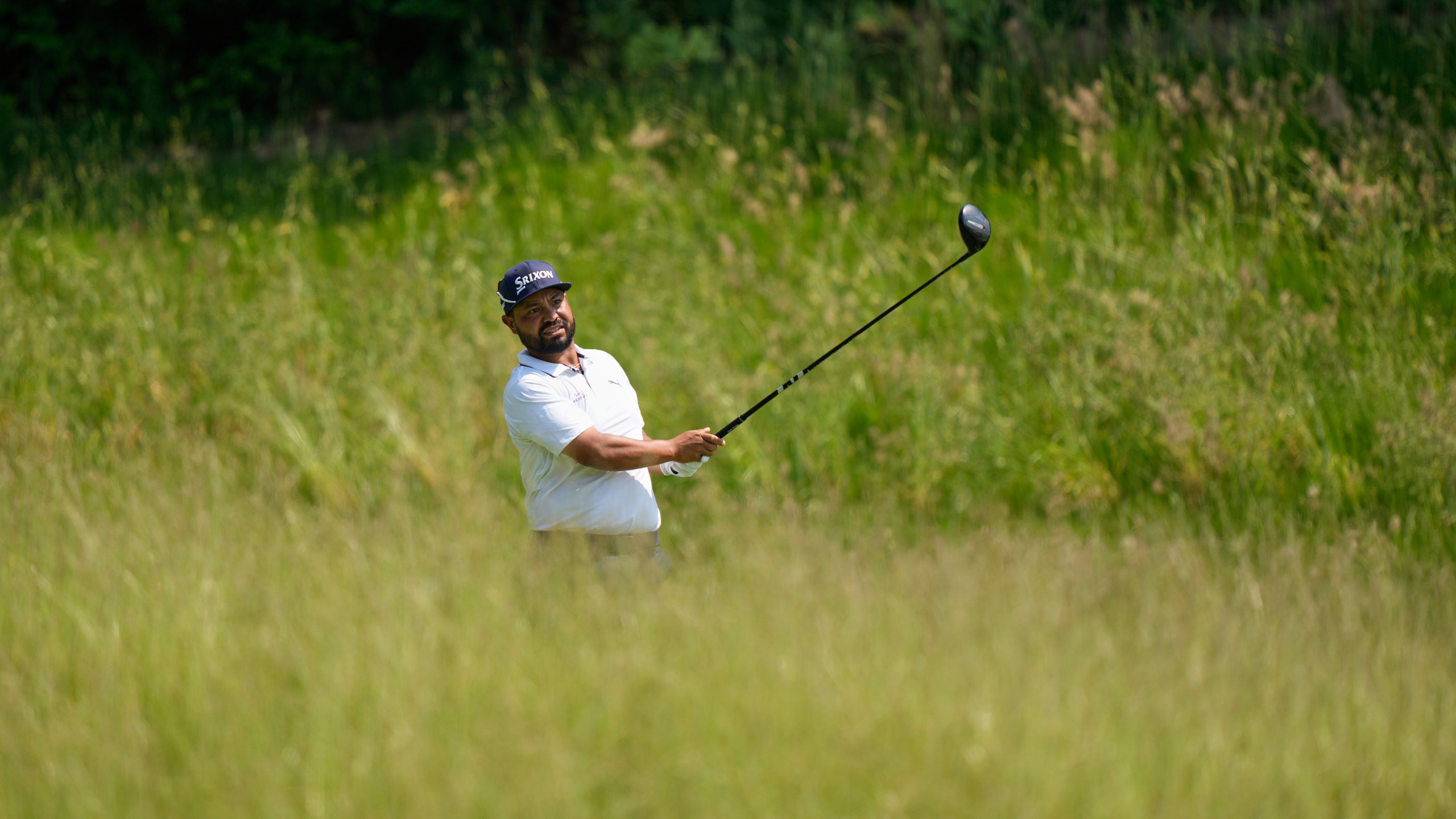 J.J. Spaun watches his tee shot on the seventh hole during the first round of the U.S. Open golf tournament at Oakmont Country Club Thursday, June 12, 2025, in Oakmont, Pa. (AP Photo/Charlie Riedel)