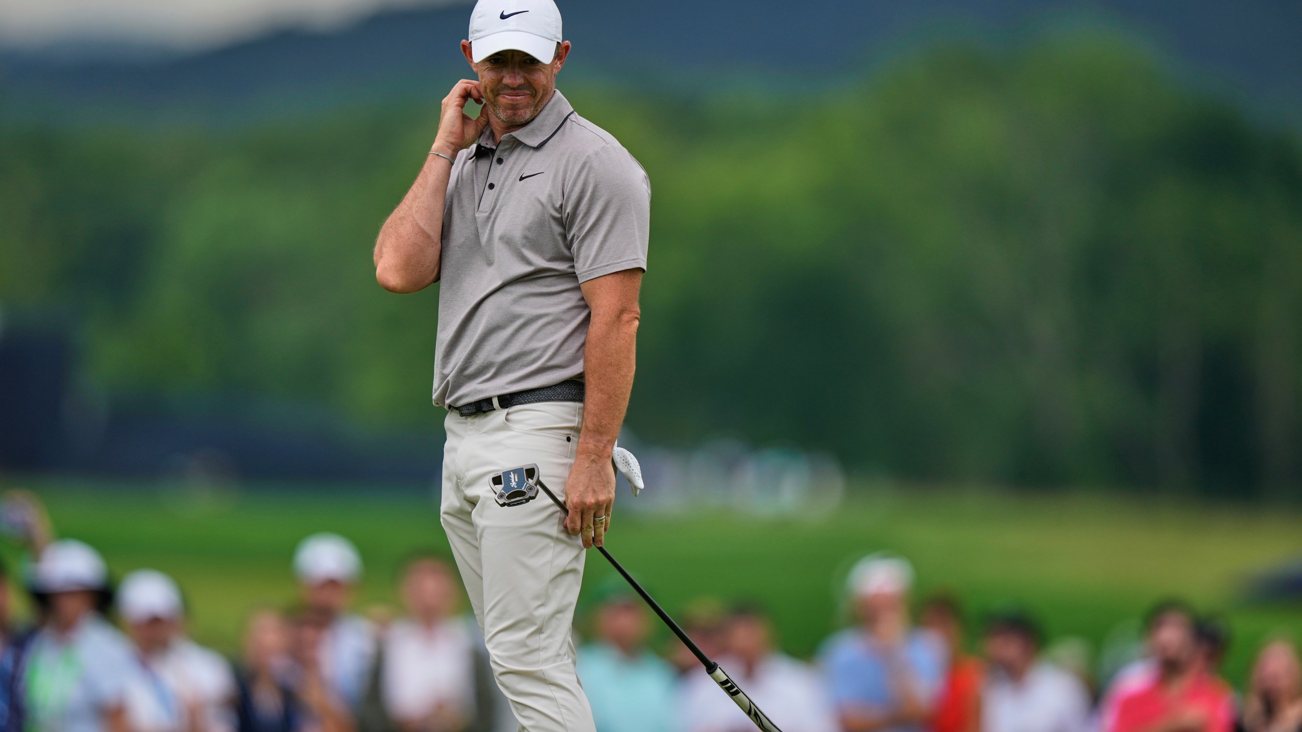 Rory McIlroy, of Northern Ireland, reacts after missing a putt on the ninth hole during the third round of the U.S. Open golf tournament at Oakmont Country Club Saturday, June 14, 2025, in Oakmont, Pa. (AP Photo/Charlie Riedel)