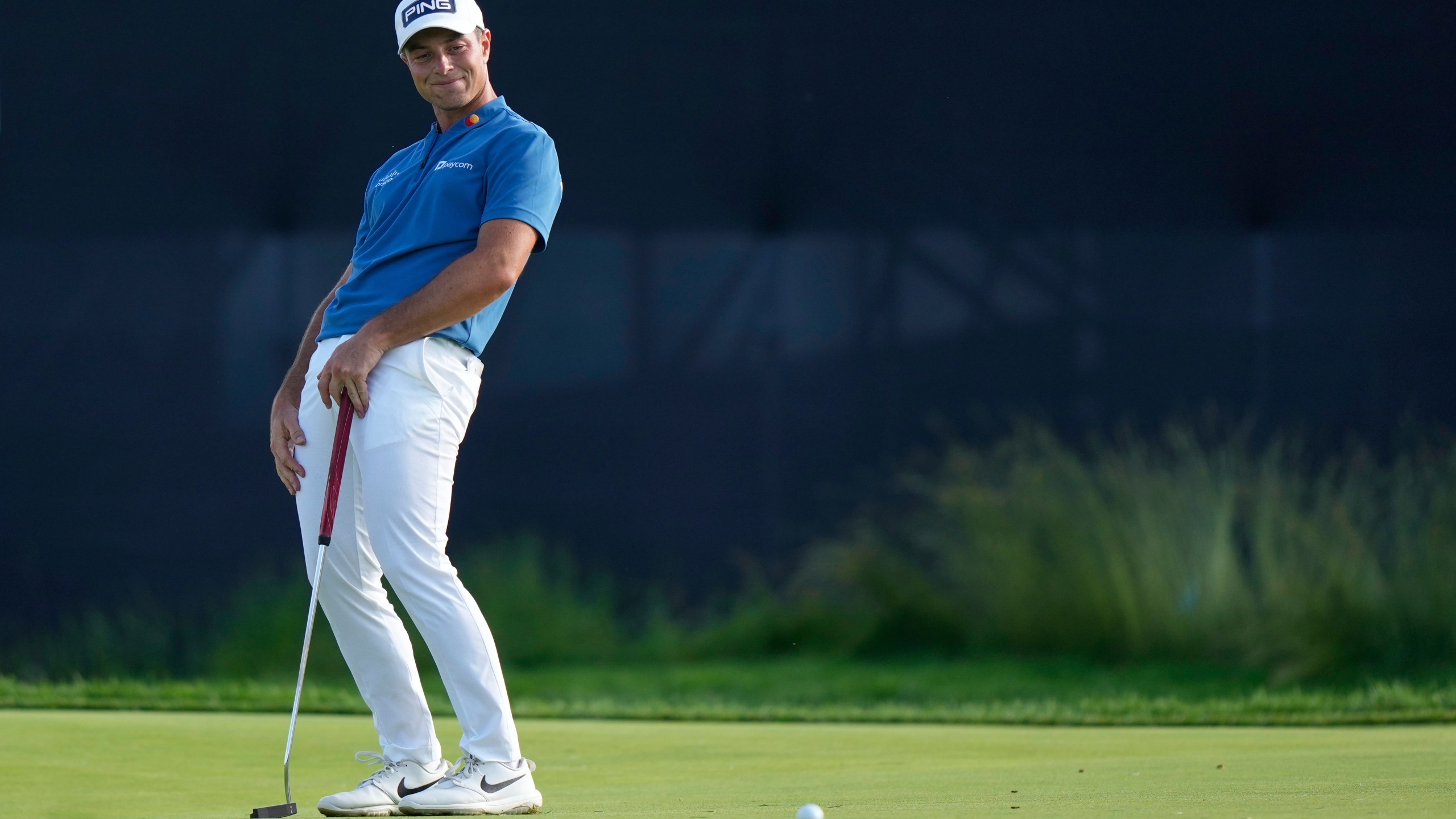 Viktor Hovland, of Norway, reacts after missing a putt on the 13th hole during the third round of the U.S. Open golf tournament at Oakmont Country Club Saturday, June 14, 2025, in Oakmont, Pa. (AP Photo/Charlie Riedel)