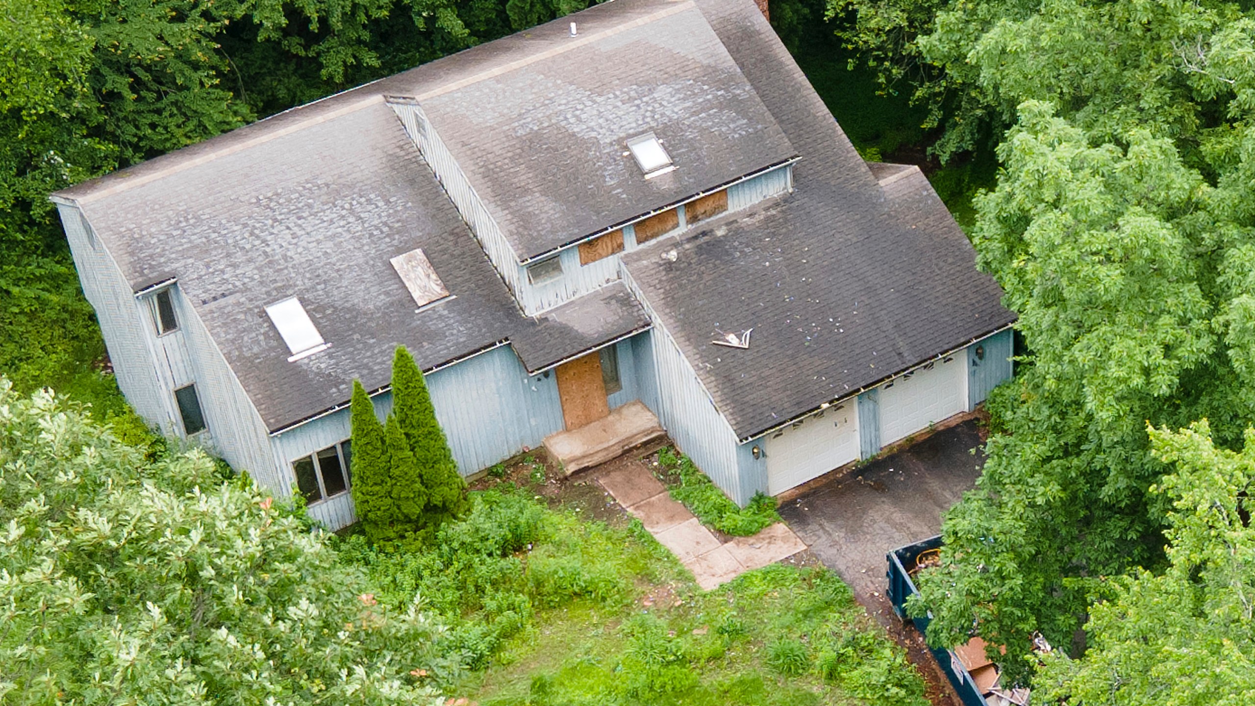 This aerial photo taken June 17, 2025, in Glastonbury, Conn. shows the home of Mary Notarangelo, a 73-year-old woman who was found dead under piles of debris in her home in February, months after she was reported missing. (Dave Zajac/Hearst Connecticut Media via AP)
