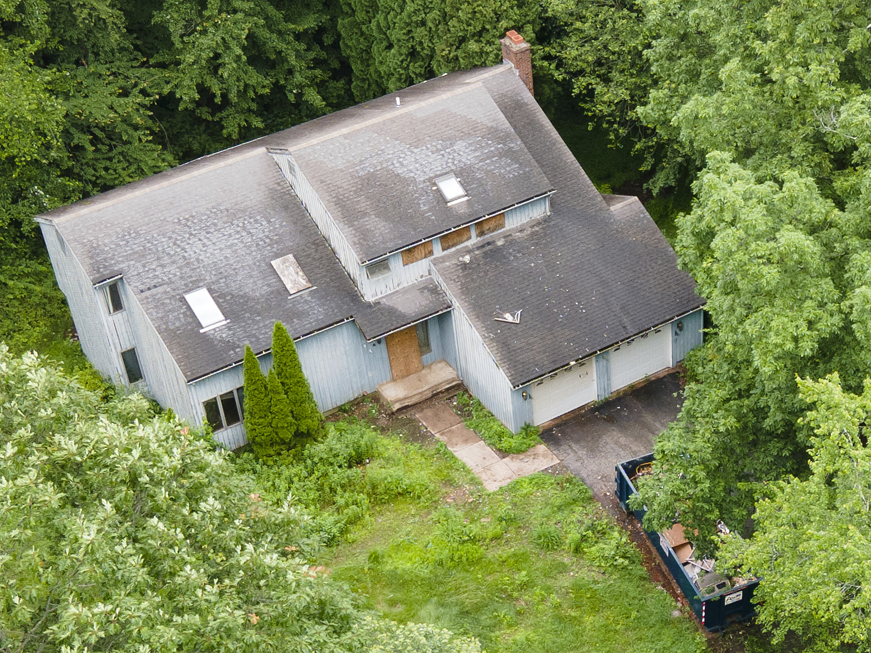 This aerial photo taken June 17, 2025, in Glastonbury, Conn. shows the home of Mary Notarangelo, a 73-year-old woman who was found dead under piles of debris in her home in February, months after she was reported missing. (Dave Zajac/Hearst Connecticut Media via AP)