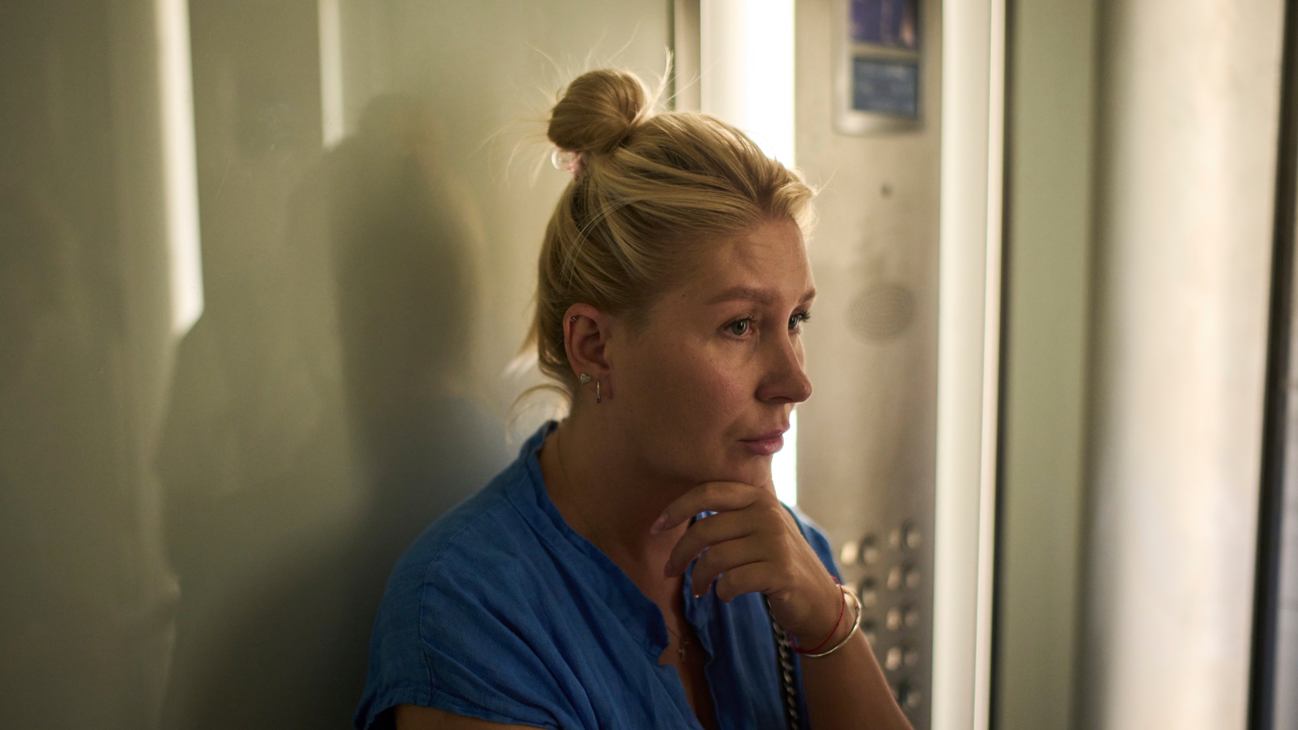 Ukrainian makeup artist Tetiana Kurakova, 40, takes the elevator in a hotel in Tel Aviv, Israel, June 17, 2025, that was turned into a shelter for evacuees from Bat Yam, which was hit by an Iranian strike. (AP Photo/Leo Correa)