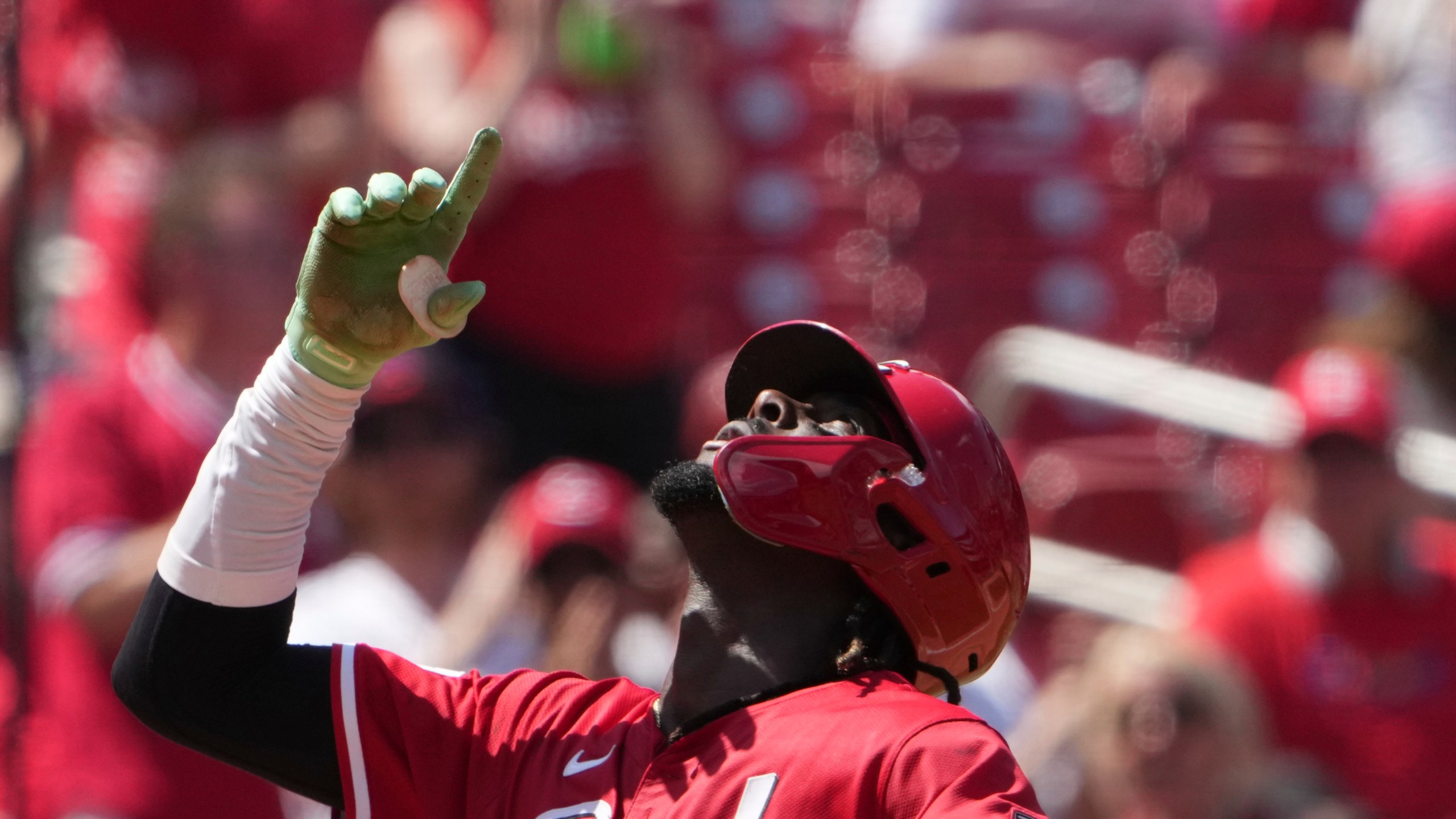 Cincinnati Reds' Elly De La Cruz celebrates as he rounds the bases after hitting a two-run home run during the seventh inning of a baseball game against the St. Louis Cardinals Saturday, June 21, 2025, in St. Louis. (AP Photo/Jeff Roberson)