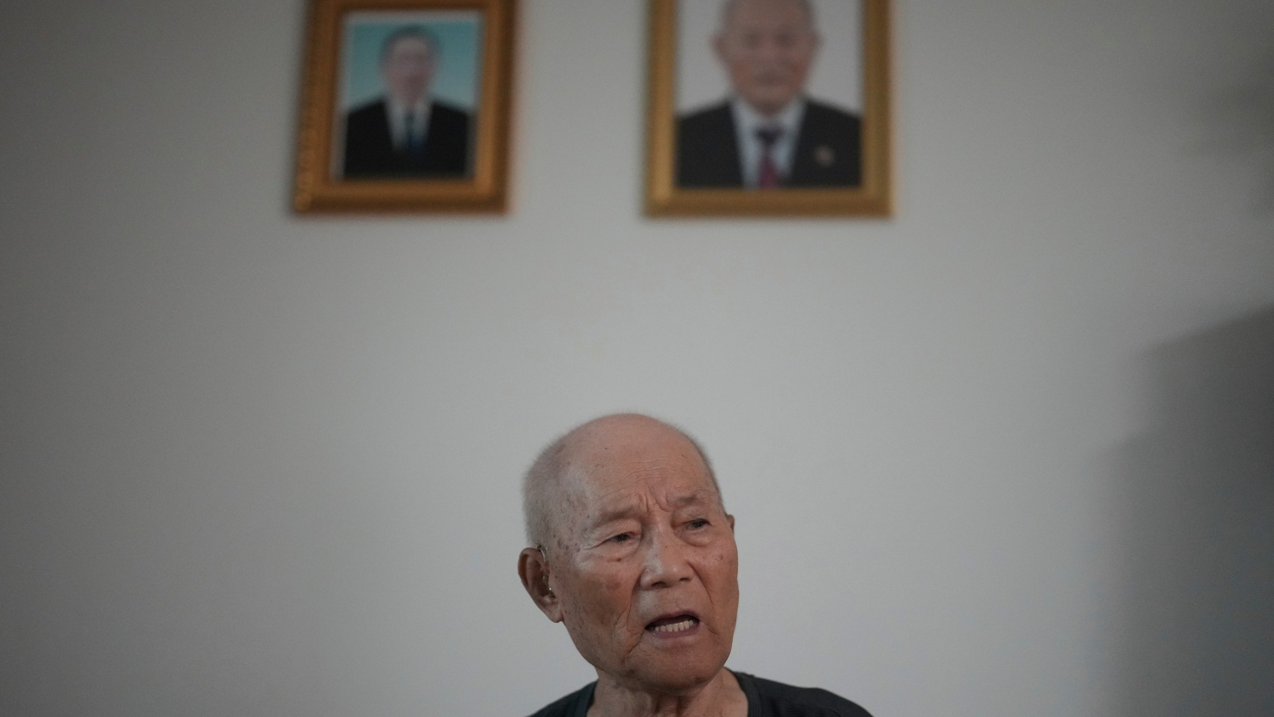 Lee Seon-wu, 94, a former South Korean soldier, lost three fingers and was captured by Chinese troops during a fierce battle in the eastern Gangwon province in the final days of the Korean War, speaks during an interview at his home in Gimpo, South Korea, on June 20, 2025. (AP Photo/Lee Jin-man)