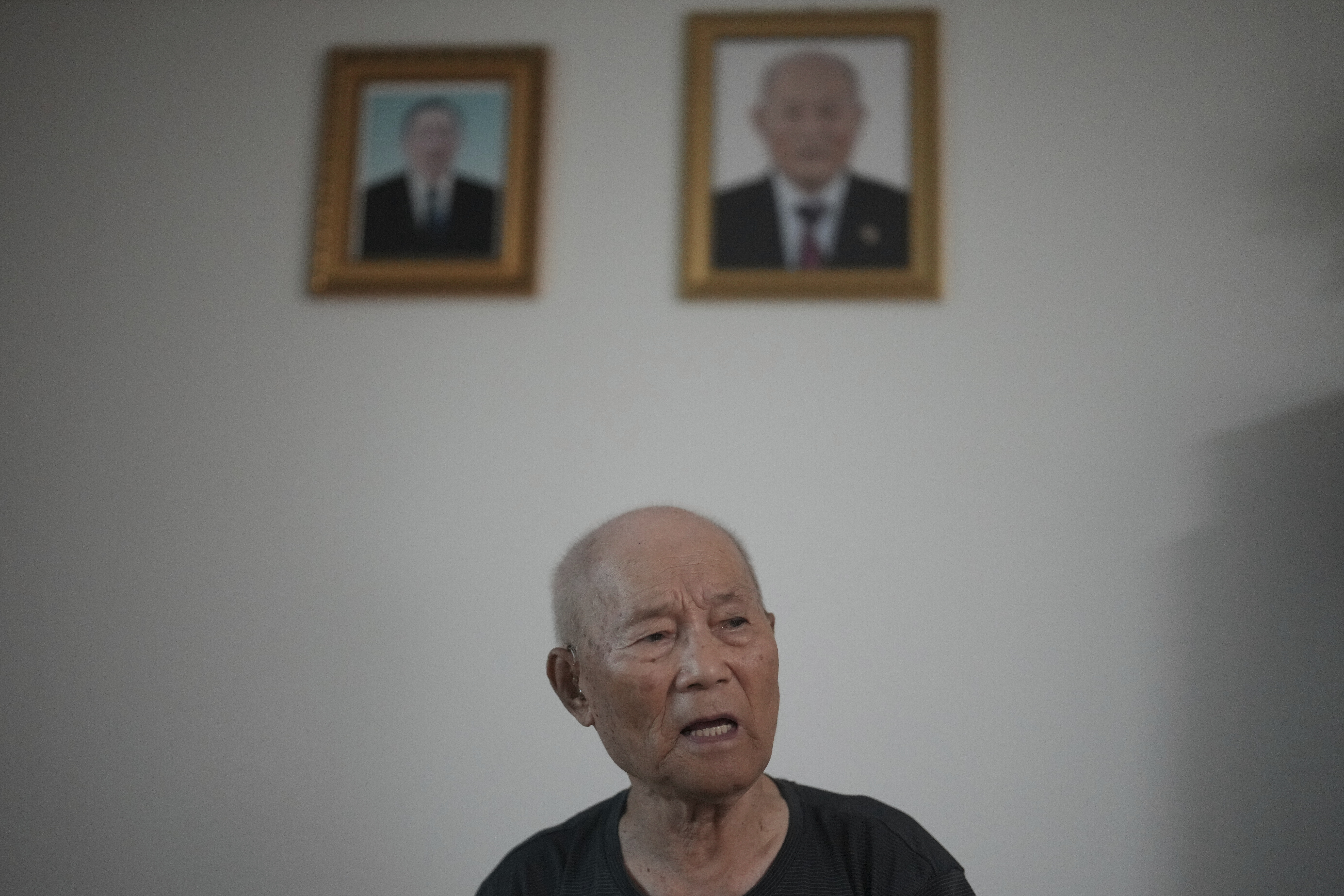 Lee Seon-wu, 94, a former South Korean soldier, lost three fingers and was captured by Chinese troops during a fierce battle in the eastern Gangwon province in the final days of the Korean War, speaks during an interview at his home in Gimpo, South Korea, on June 20, 2025. (AP Photo/Lee Jin-man)