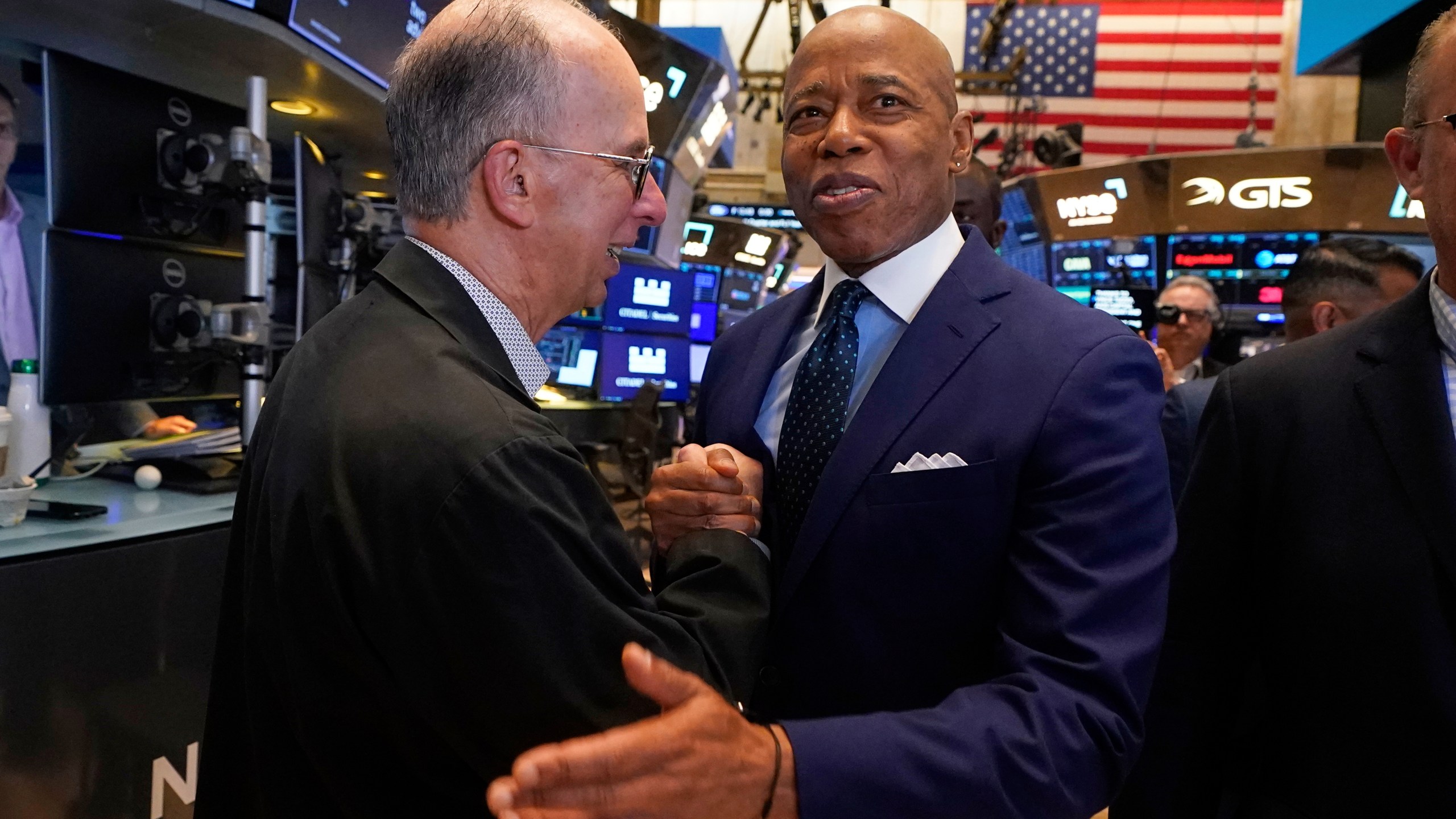Trader Joe Dente, left, meets New York Mayor Eric Adams on the floor of the New York Stock Exchange after Adams was interviewed on CNBC, Friday, June 27, 2025. (AP Photo/Richard Drew)