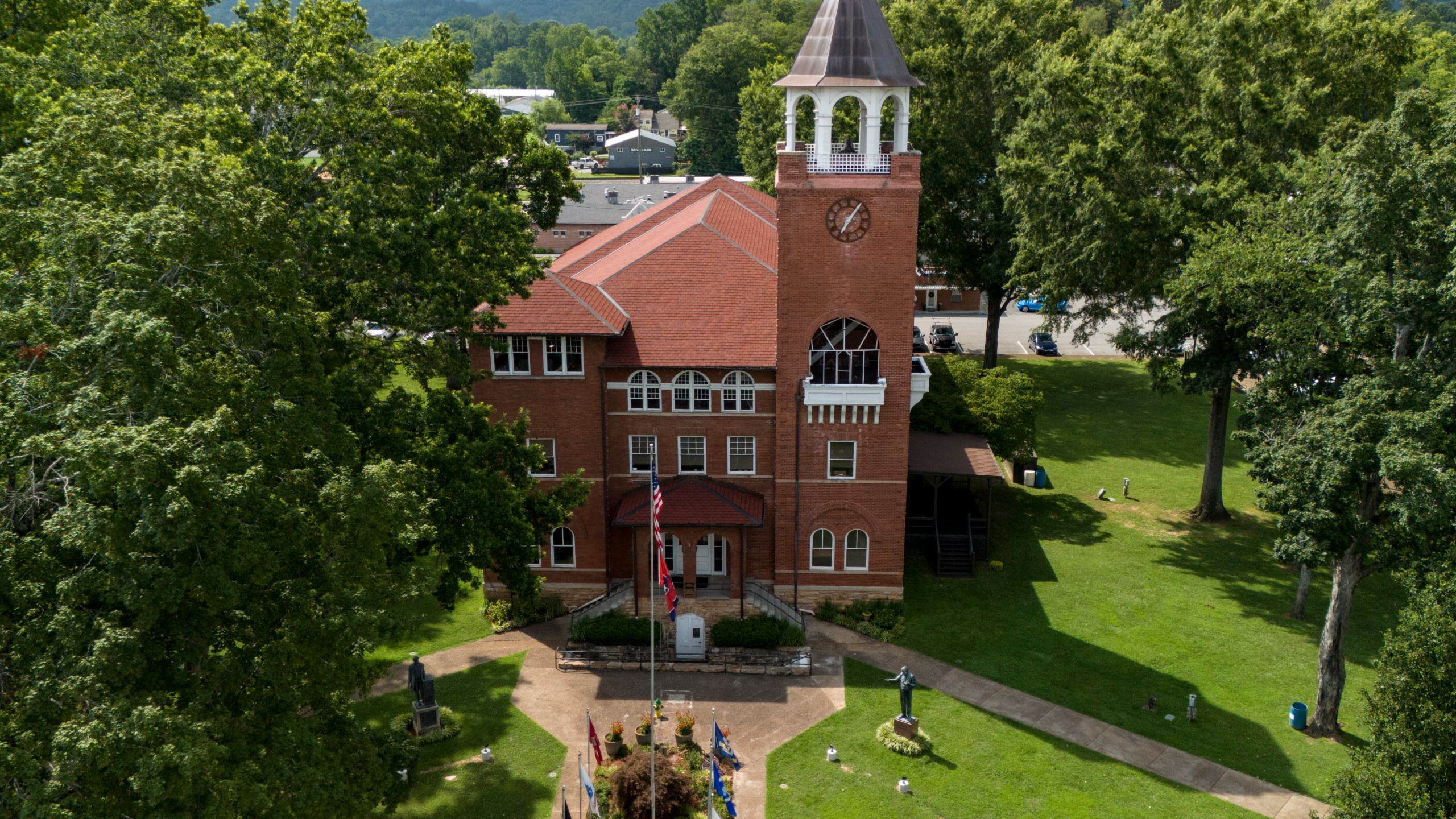 The The Rhea County courthouse where the Scopes Monkey Trial occured in 1925 is seen, Tuesday, July 8, 2025, in Dayton, Tenn. (AP Photo/Mike Stewart)