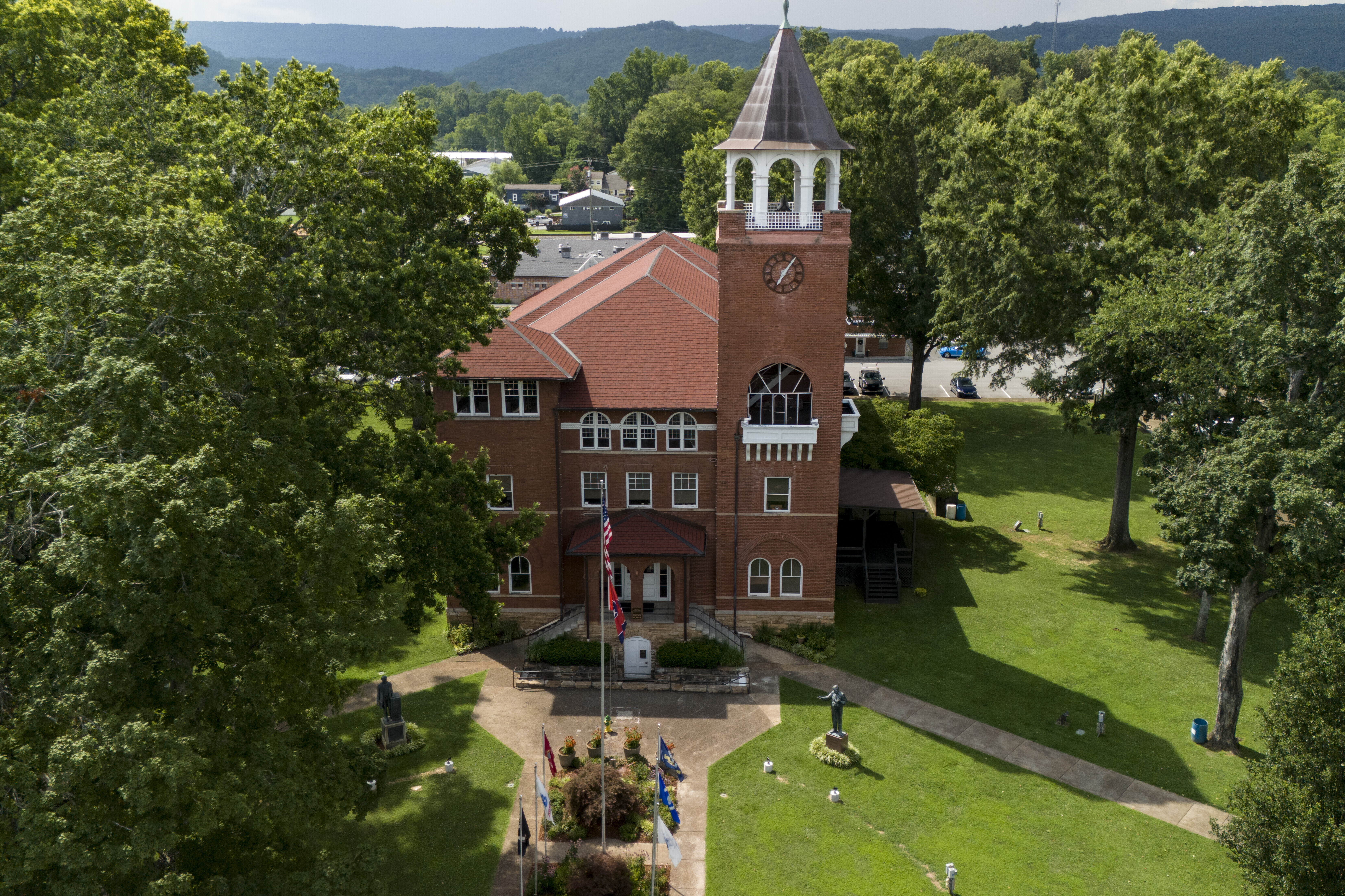 The The Rhea County courthouse where the Scopes Monkey Trial occured in 1925 is seen, Tuesday, July 8, 2025, in Dayton, Tenn. (AP Photo/Mike Stewart)